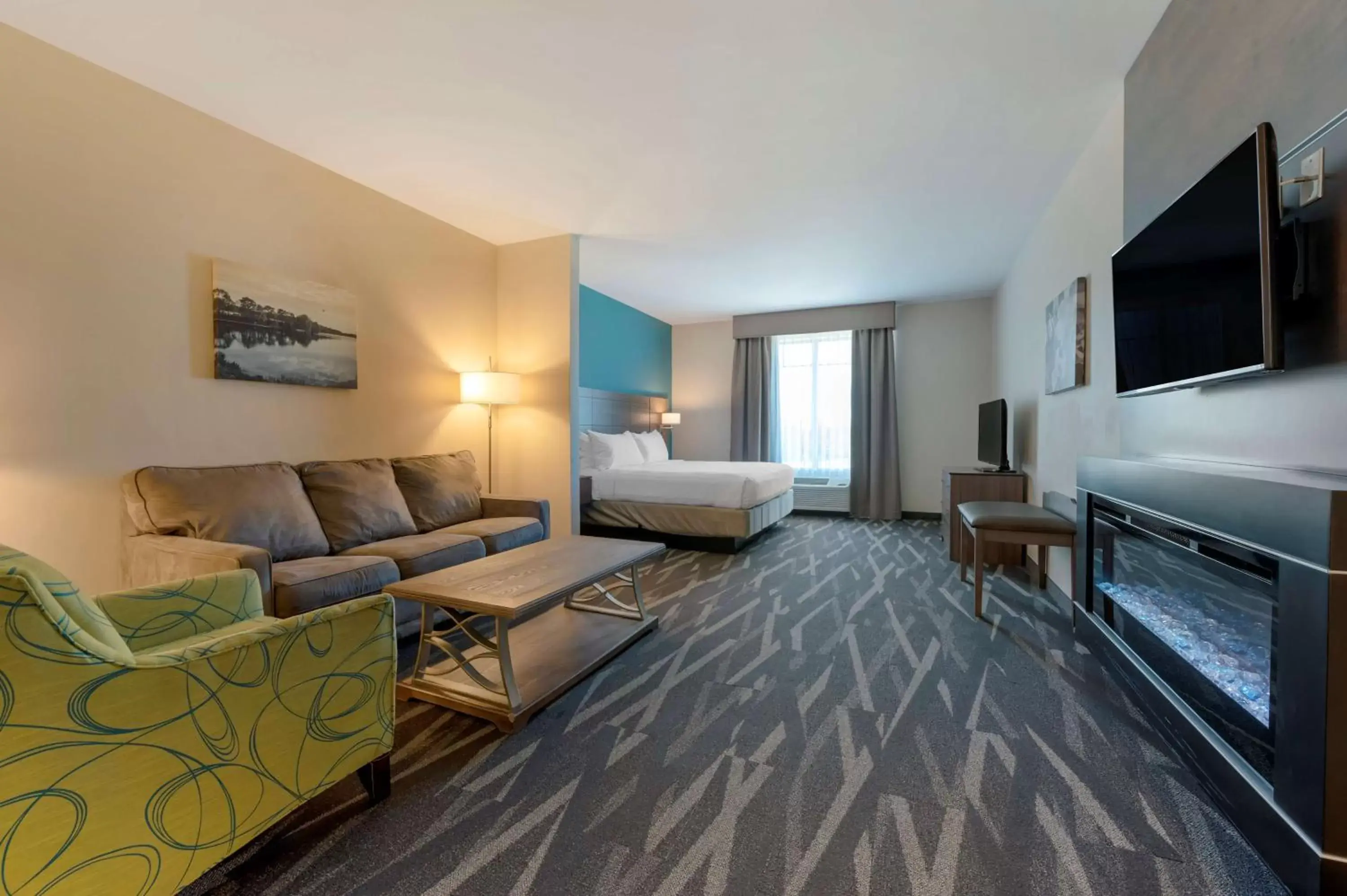 Bedroom, Seating Area in Best Western Plus Centralia Hotel & Suites