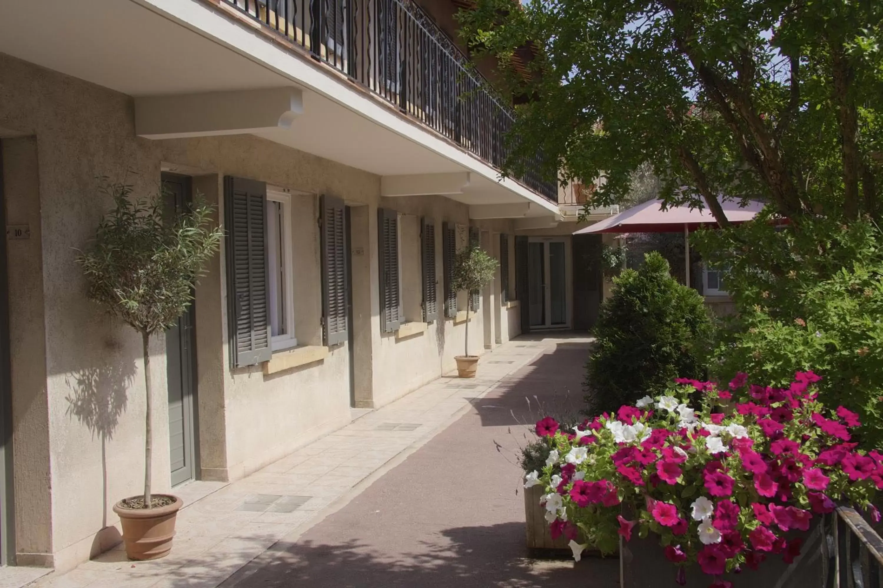 Patio, Property Building in Le Concorde