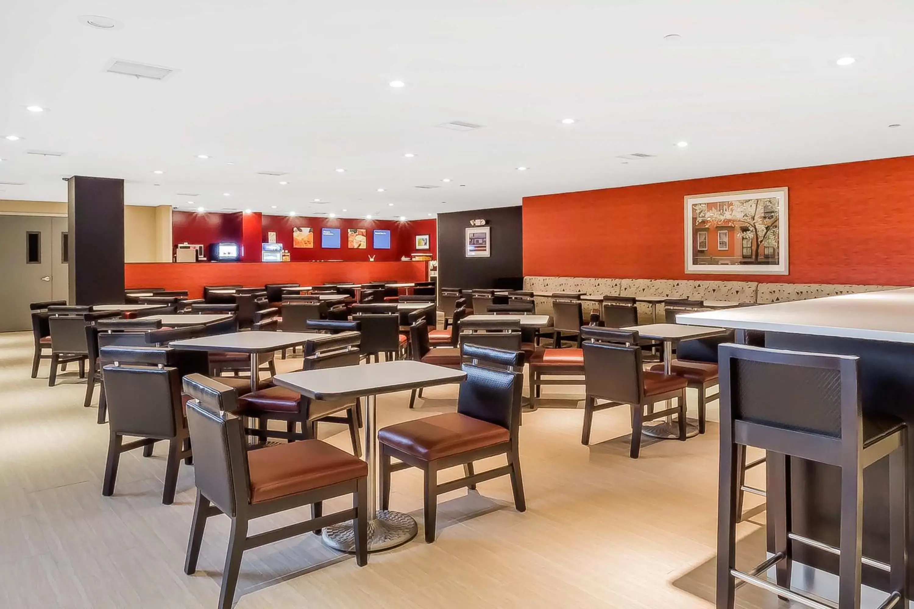 Communal lounge/ TV room, Restaurant/Places to Eat in Comfort Inn & Suites near Stadium
