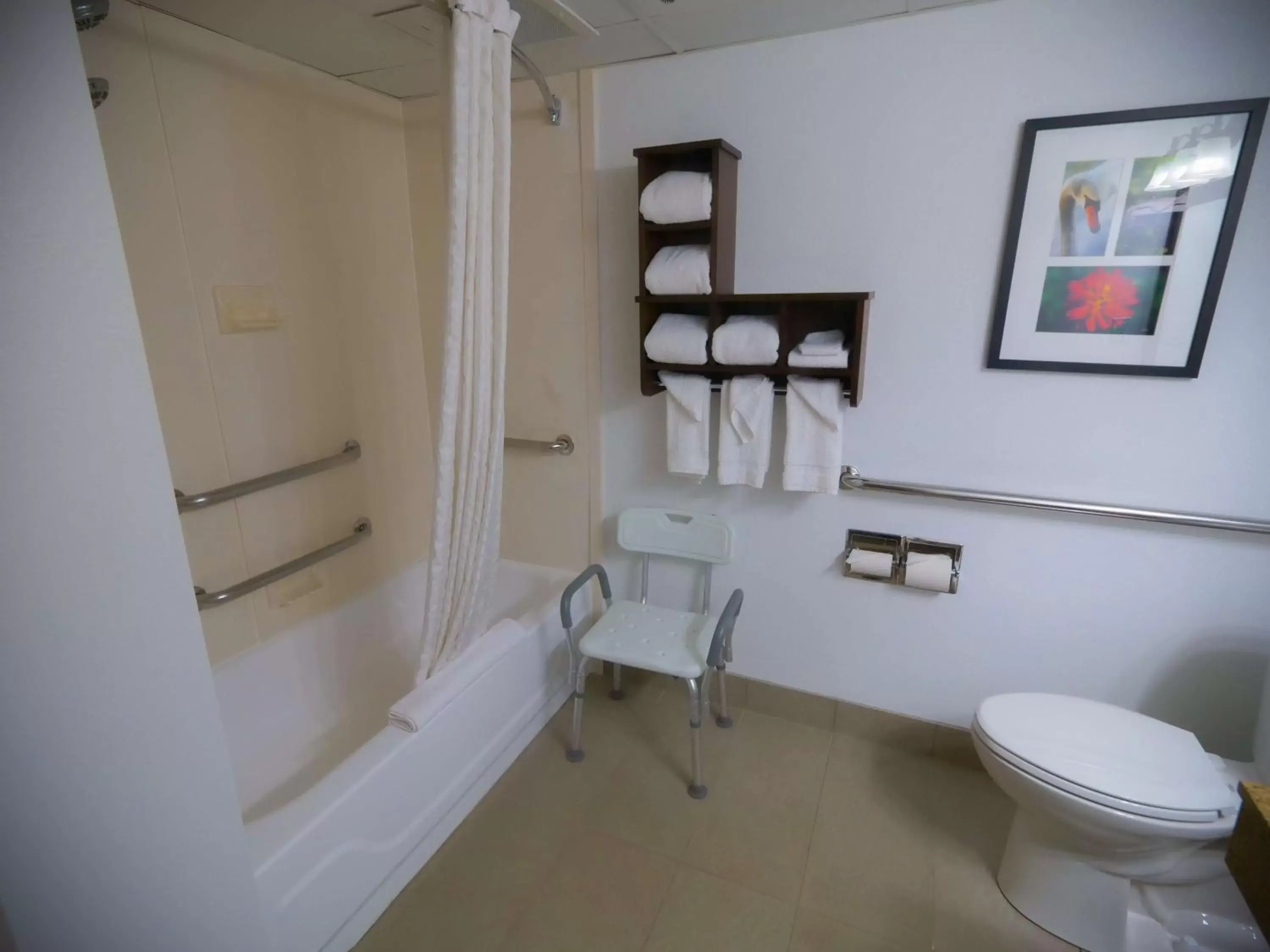 Bathroom in Country Inn & Suites by Radisson, Burlington (Elon), NC