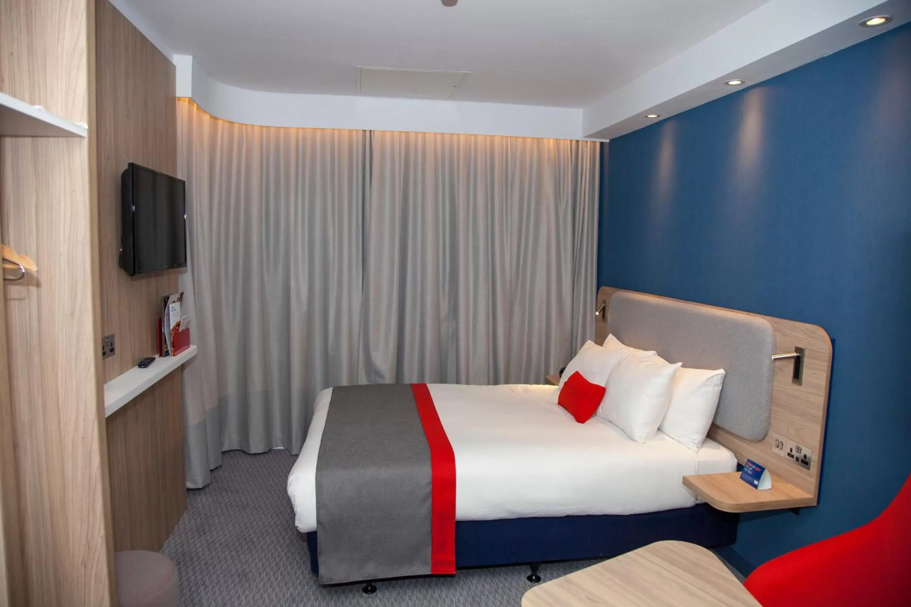 Photo of the whole room, Bed in Holiday Inn Express Cardiff Bay, an IHG Hotel