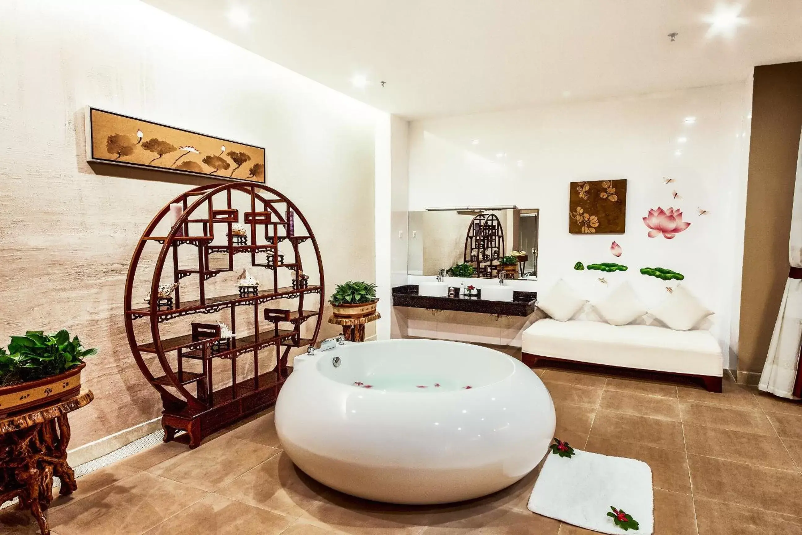 Hot Tub, Bathroom in Ocean Sonic Resort Sanya