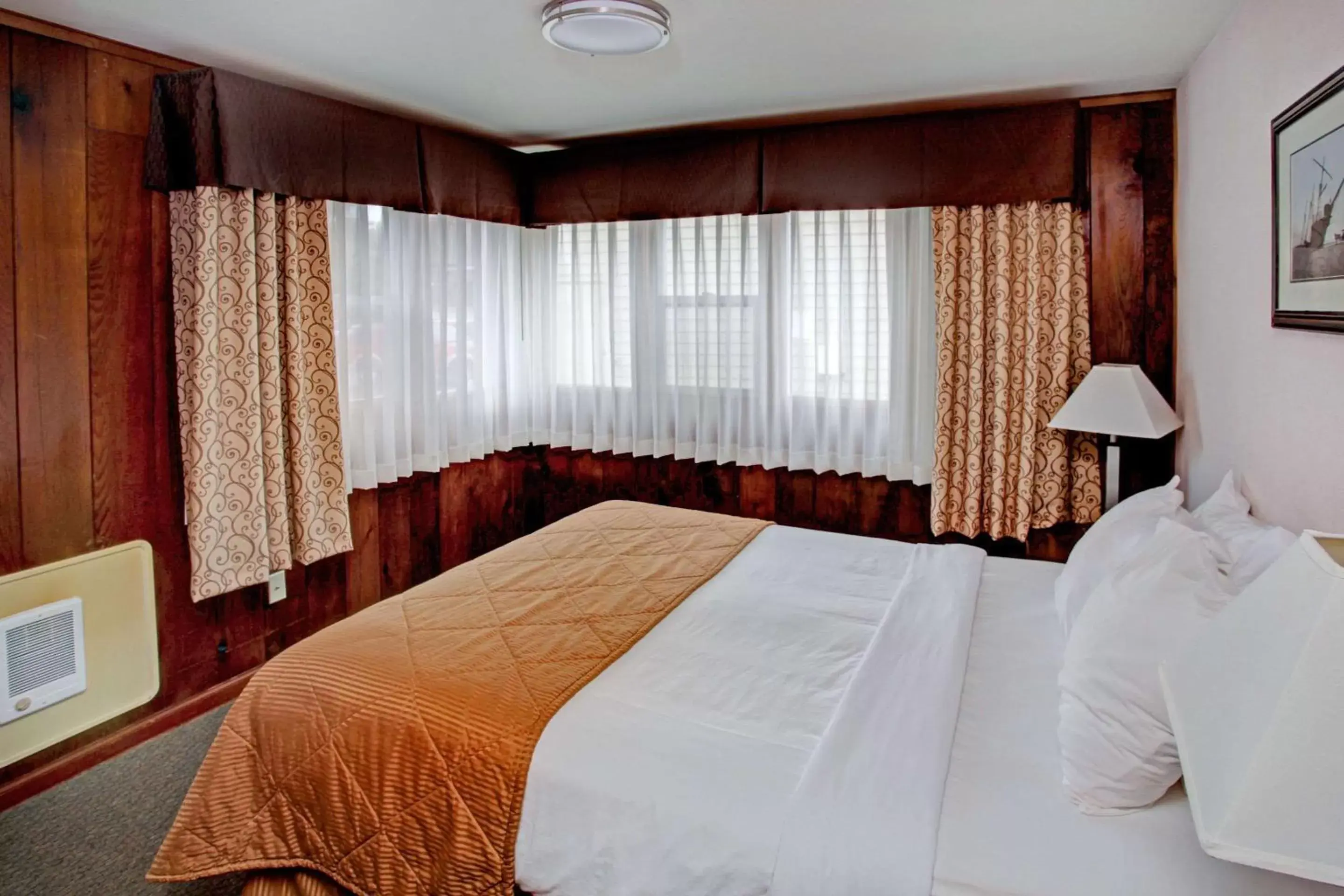 Queen Suite in Clarion Inn Surfrider Resort