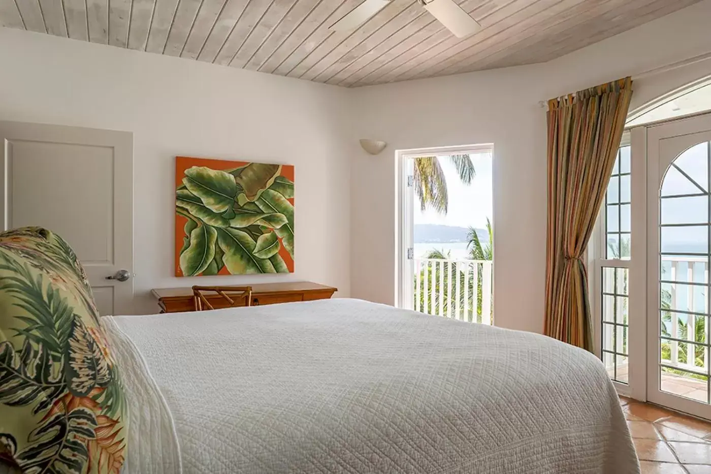 Bed in Windjammer Landing Villa Beach Resort