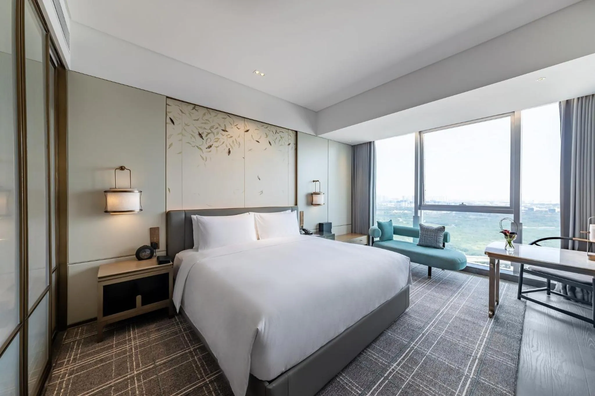 Photo of the whole room, Bed in HUALUXE Xi'an Chanba by IHG-西安浐灞华邑酒店-Near Xi'an International Convention Exhibition Center and Shopping mall and The Romantic show of Xi'an-Free Luggage Storage-English Service