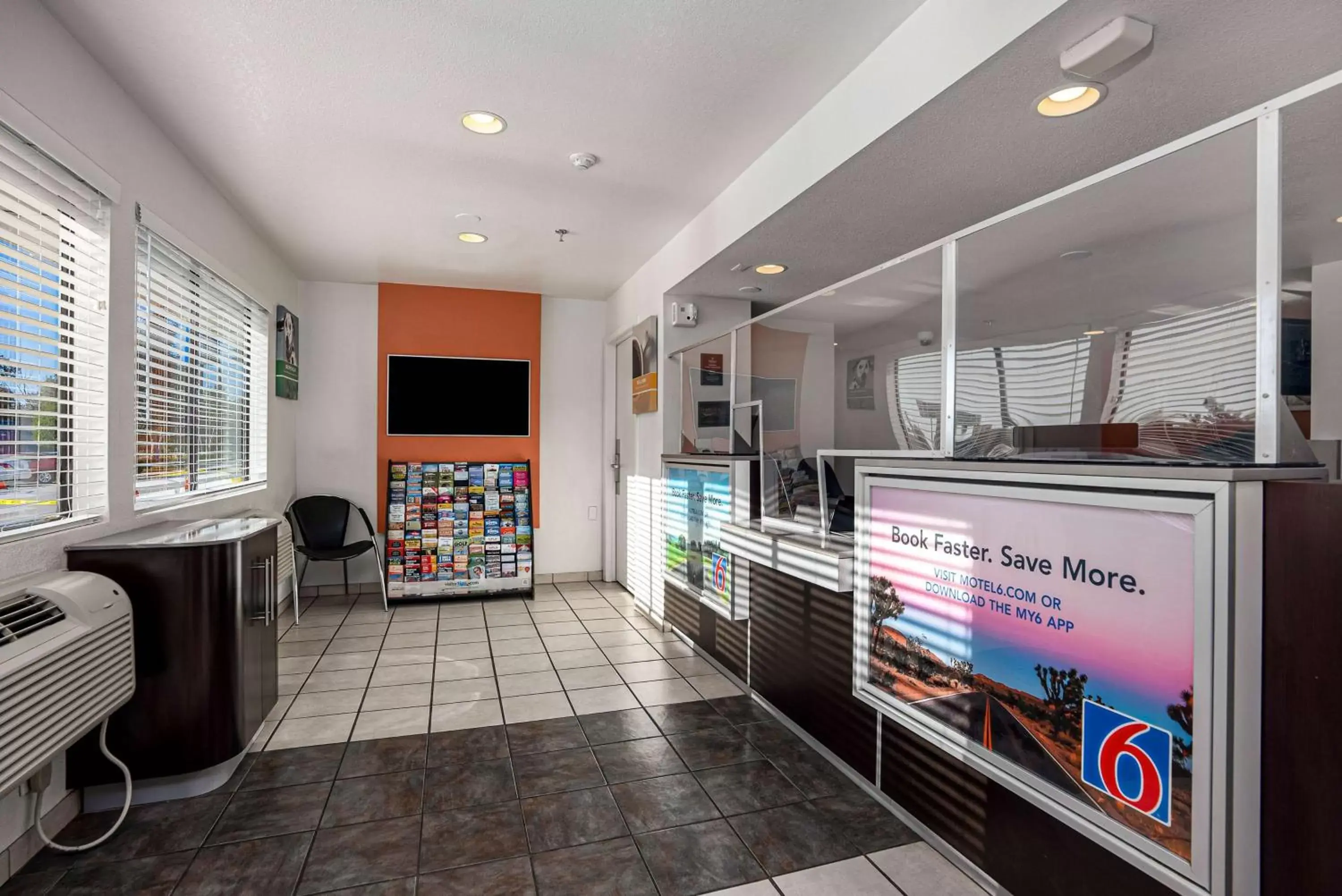 Lobby or reception in Motel 6-Temecula, CA - Historic Old Town