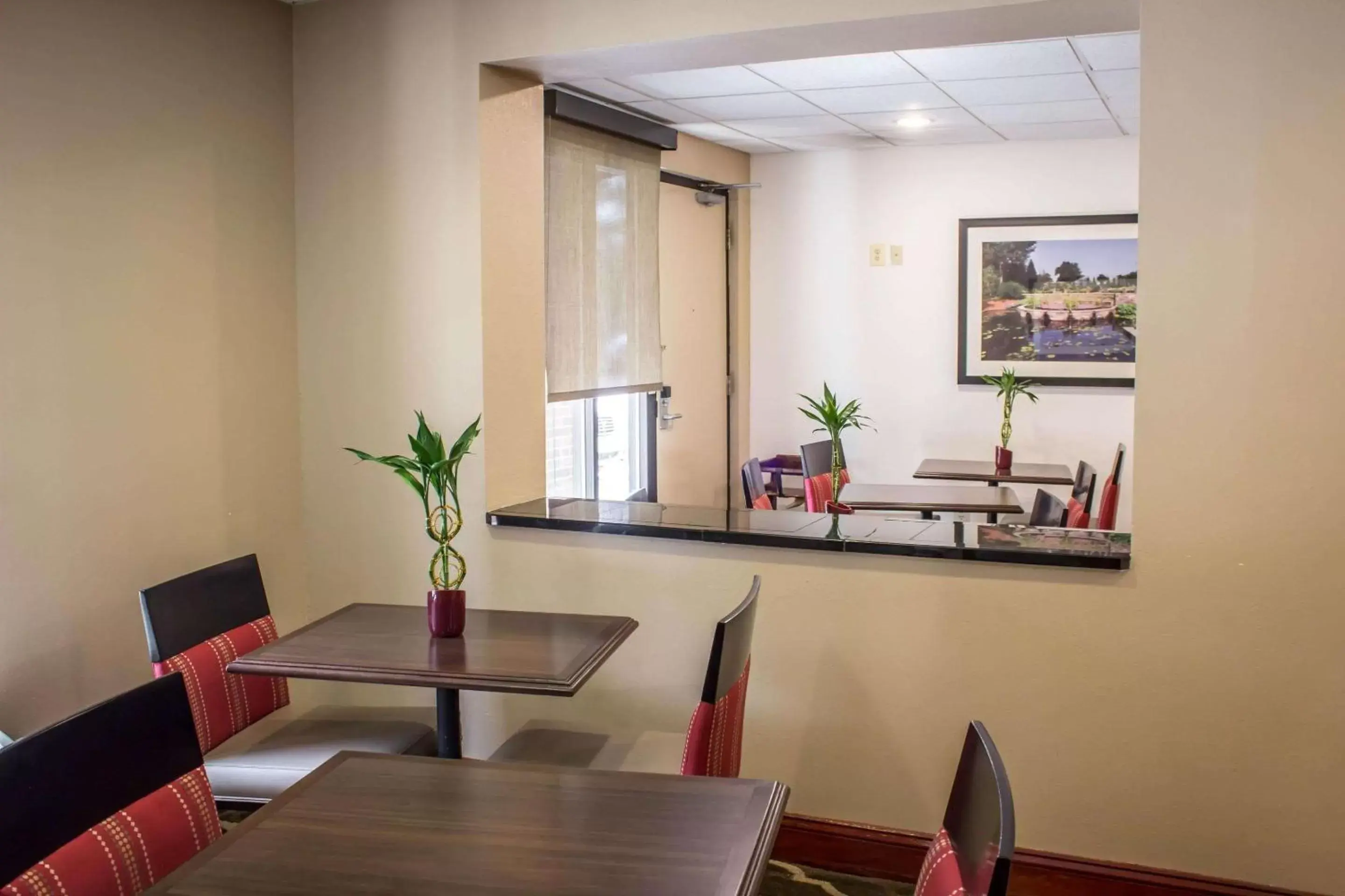 Restaurant/places to eat, Dining Area in Comfort Inn Research Triangle Park