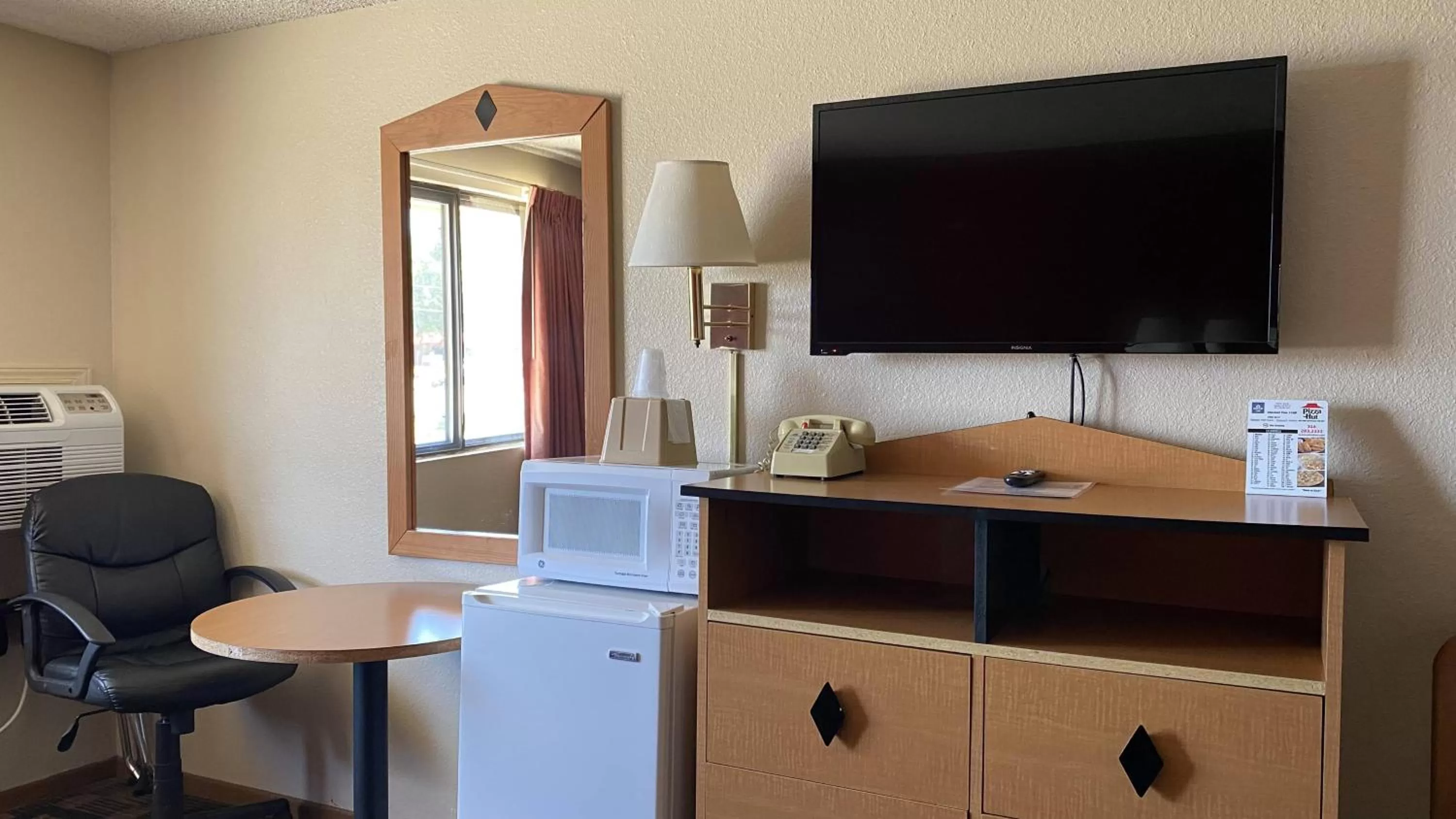 TV and multimedia in Newton Inn In Newton, KS