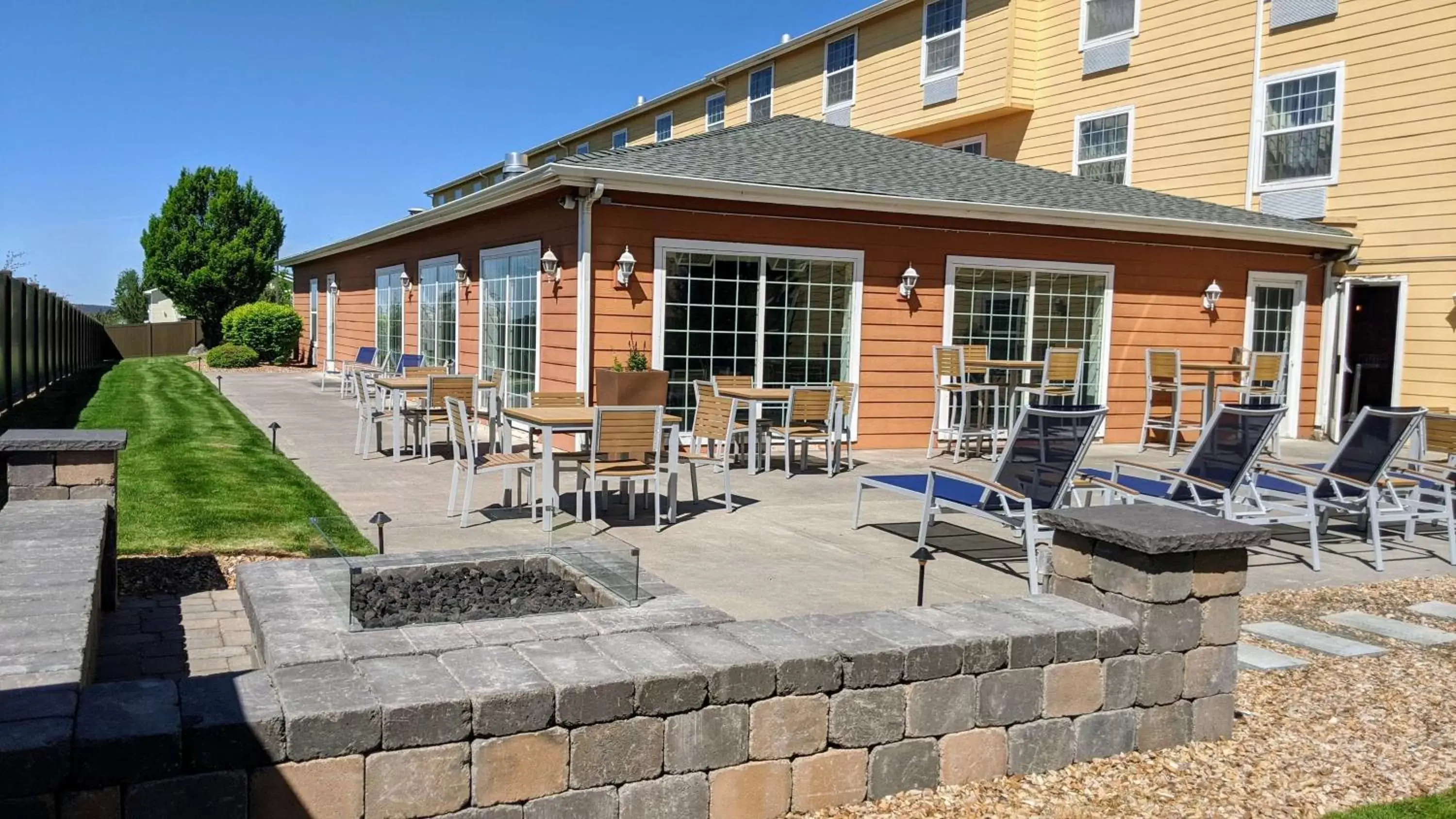 Patio, Property Building in Best Western Plus Bend North