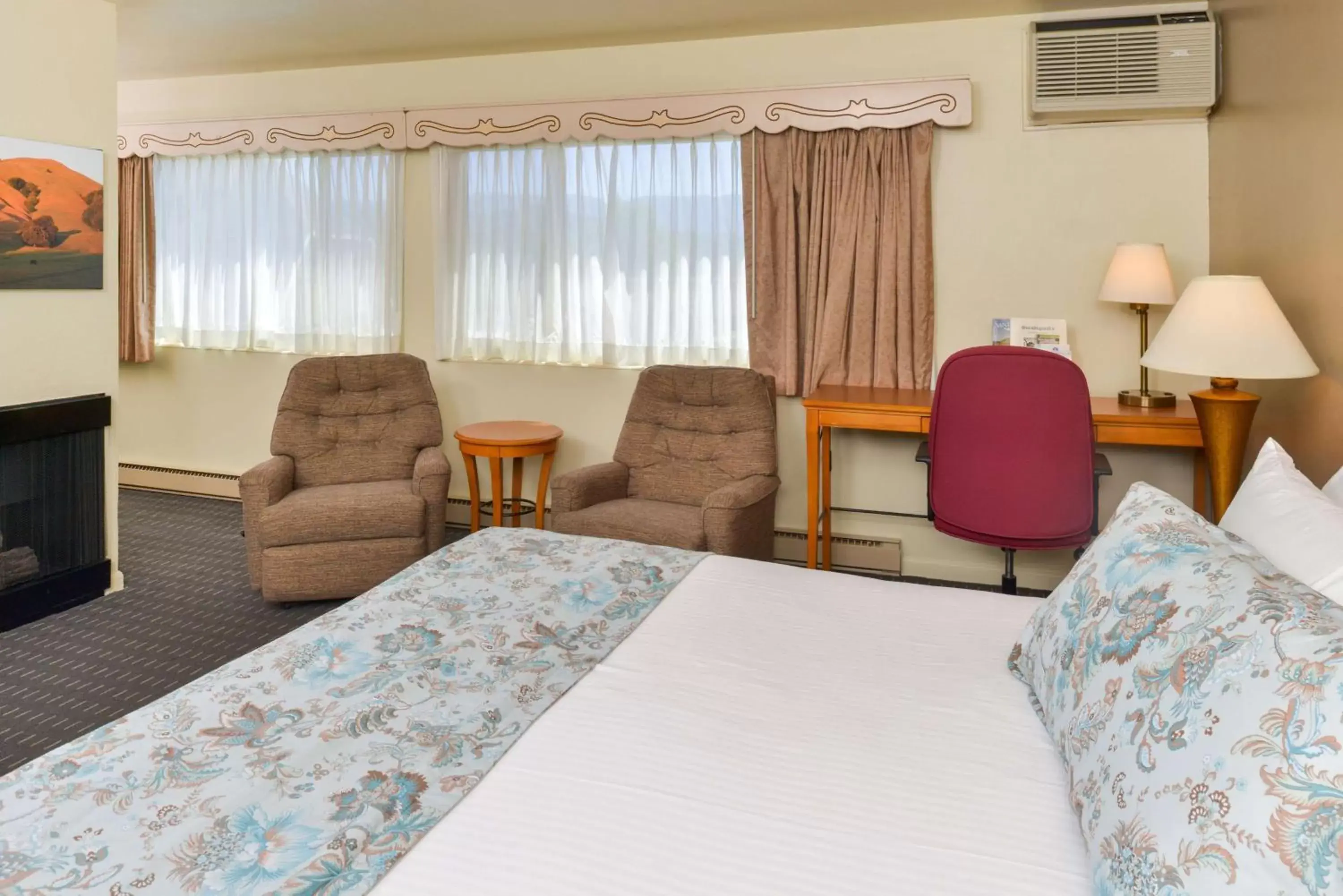 Bedroom, Seating Area in Svendsgaard's Lodge- Americas Best Value Inn & Suites