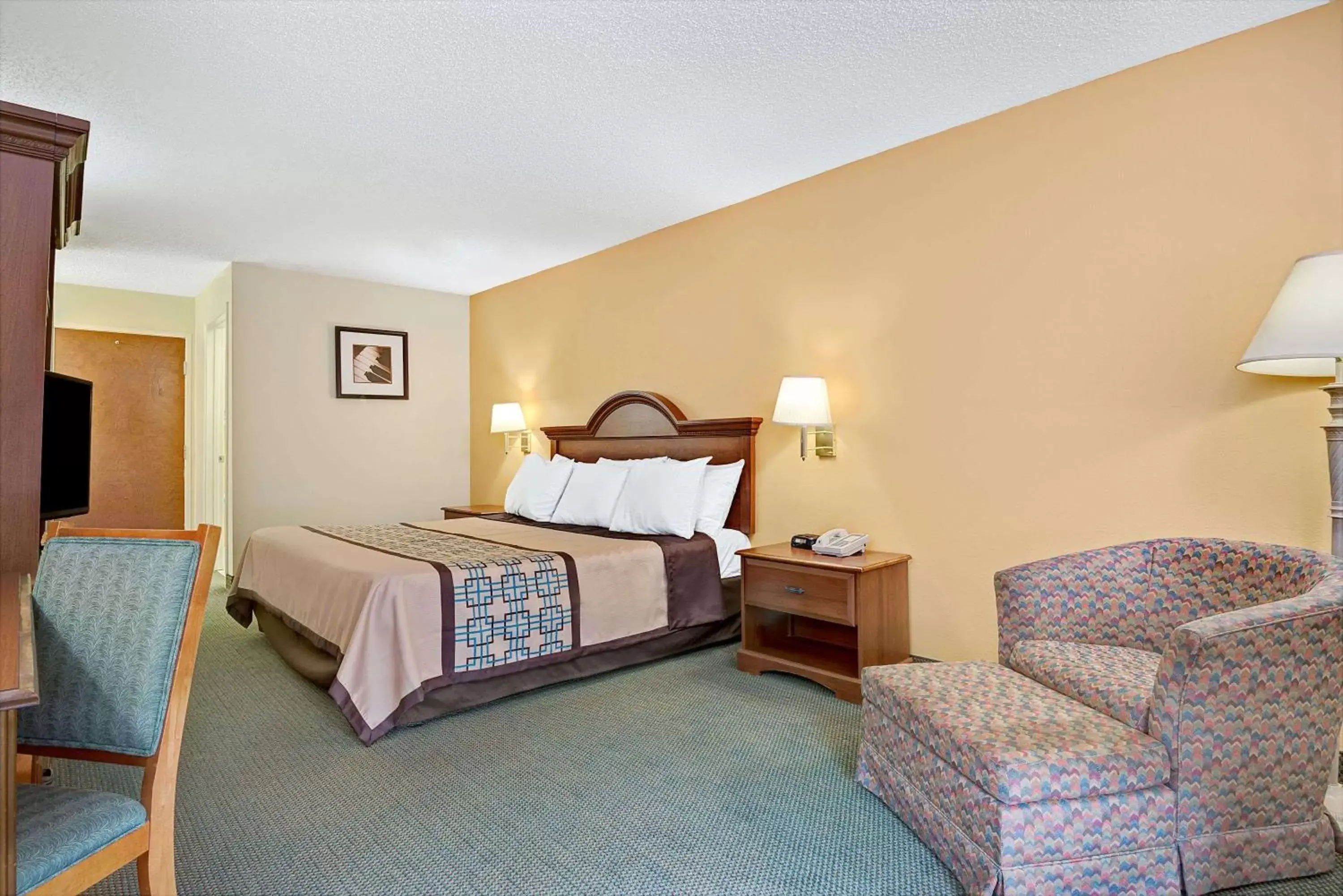 Photo of the whole room, Bed in Days Inn by Wyndham Burlington East