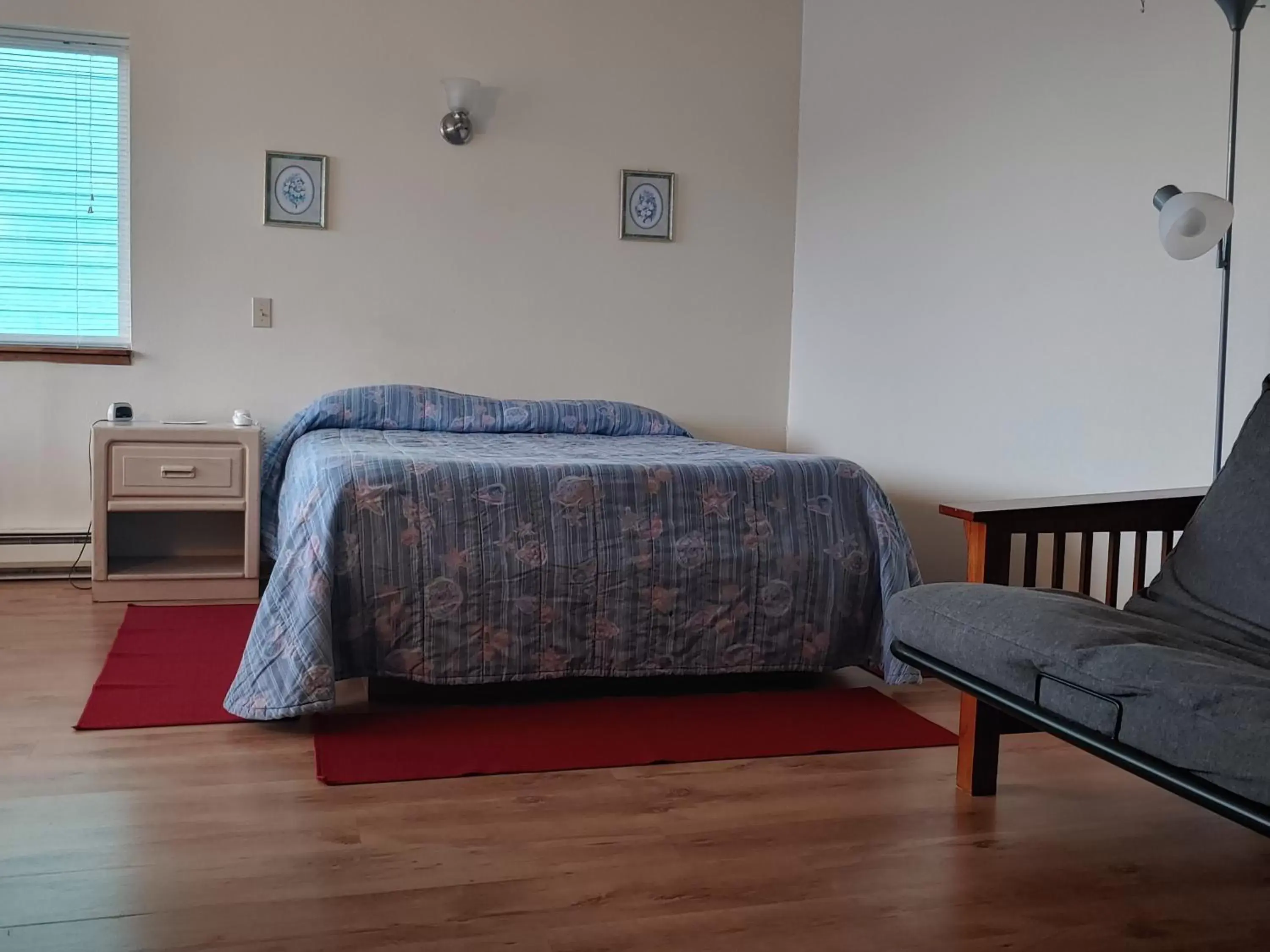 Queen Room in The Dublin House Motel Queen Room in The Dublin House Motel