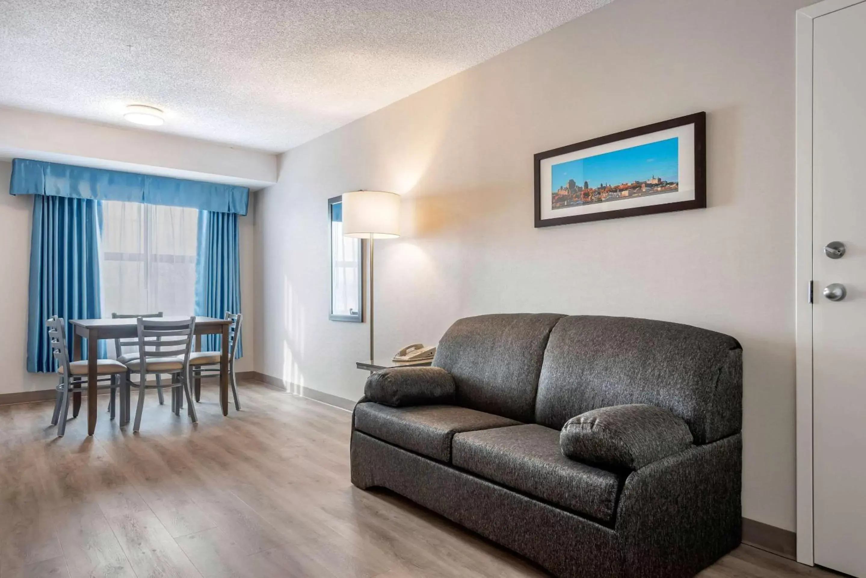 Photo of the whole room, Seating Area in Quality Suites Quebec City