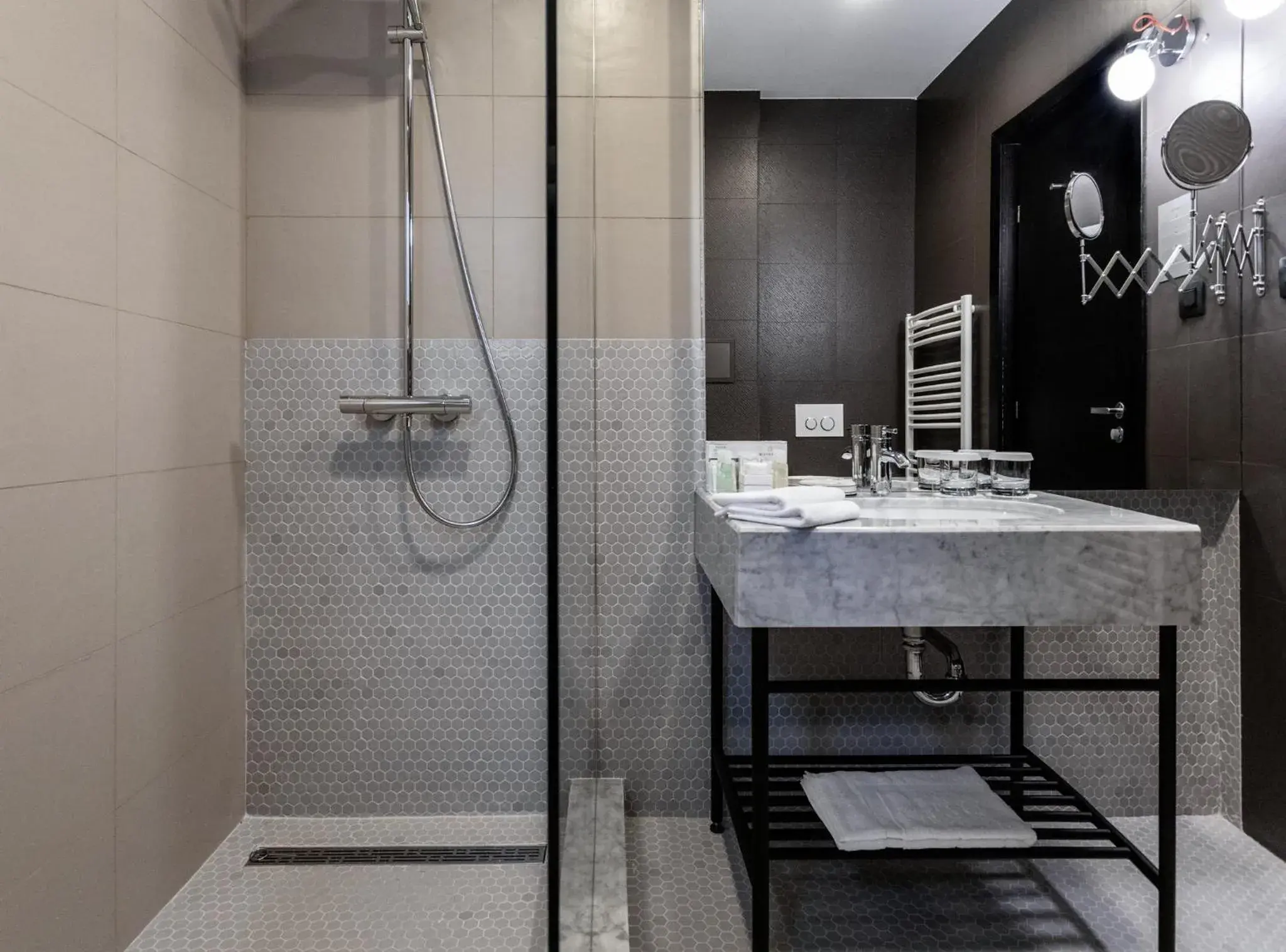 Shower, Bathroom in Hotel River Park