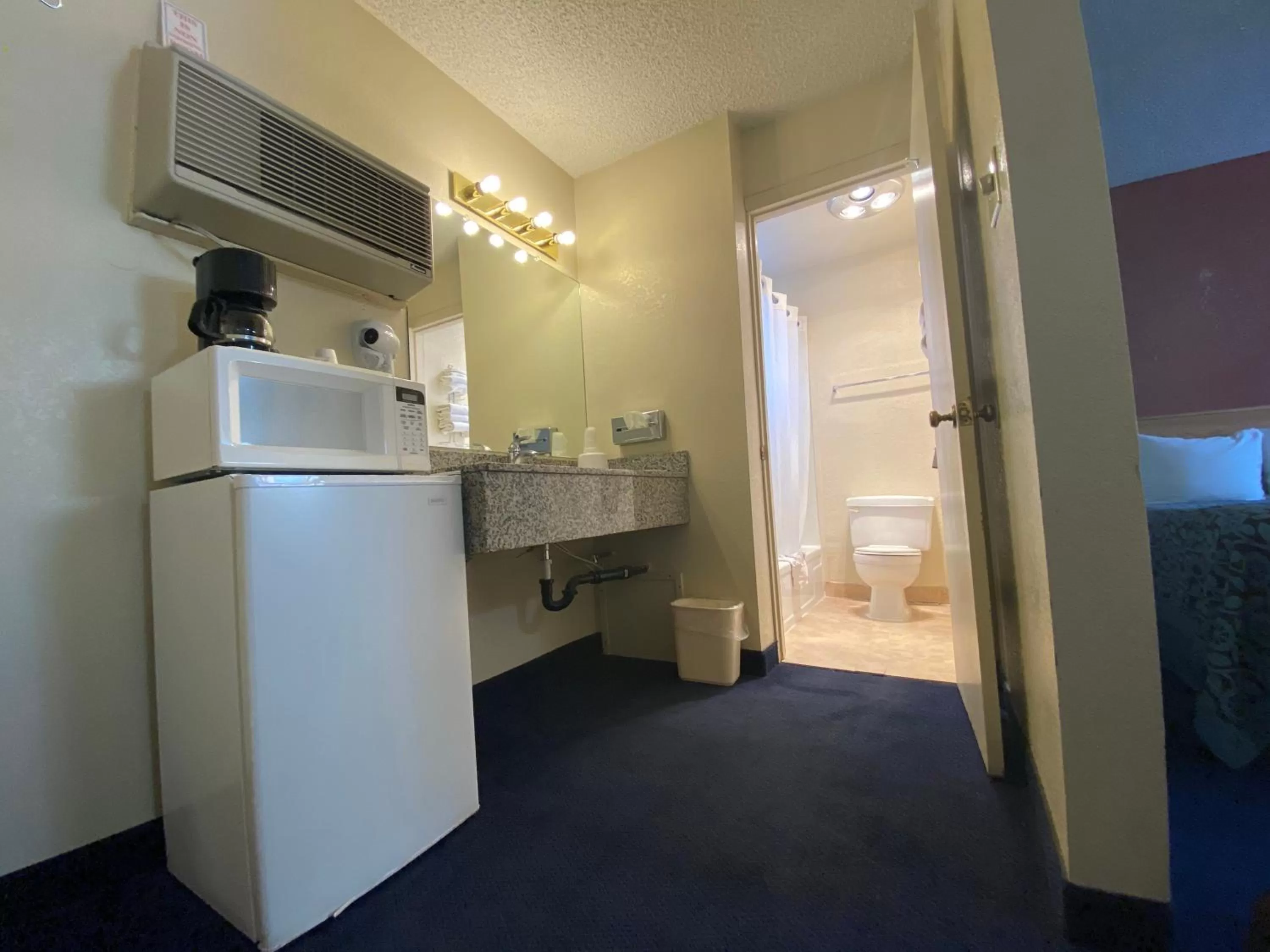 Coffee/tea facilities, Kitchen/Kitchenette in Budget Inn Las Vegas New Mexico