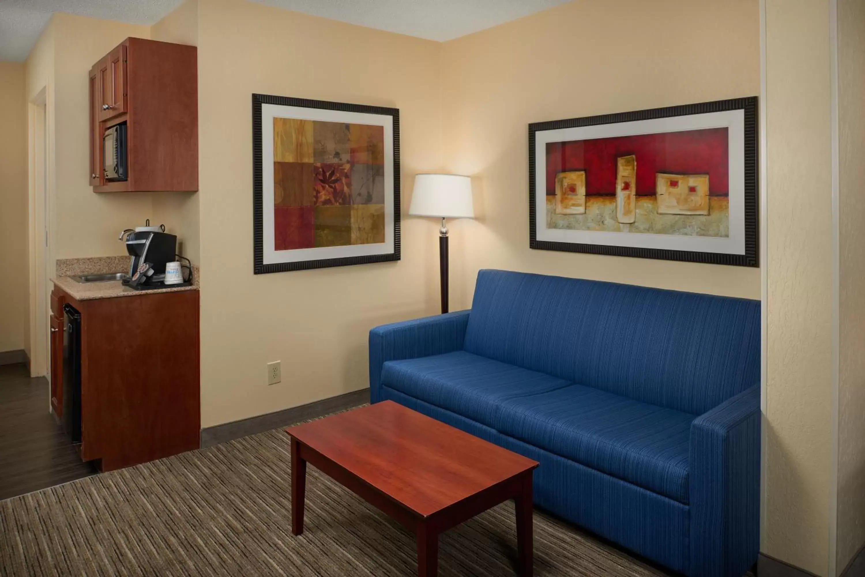 Bed, Seating Area in Holiday Inn Express Hotel & Suites Anniston/Oxford, an IHG Hotel