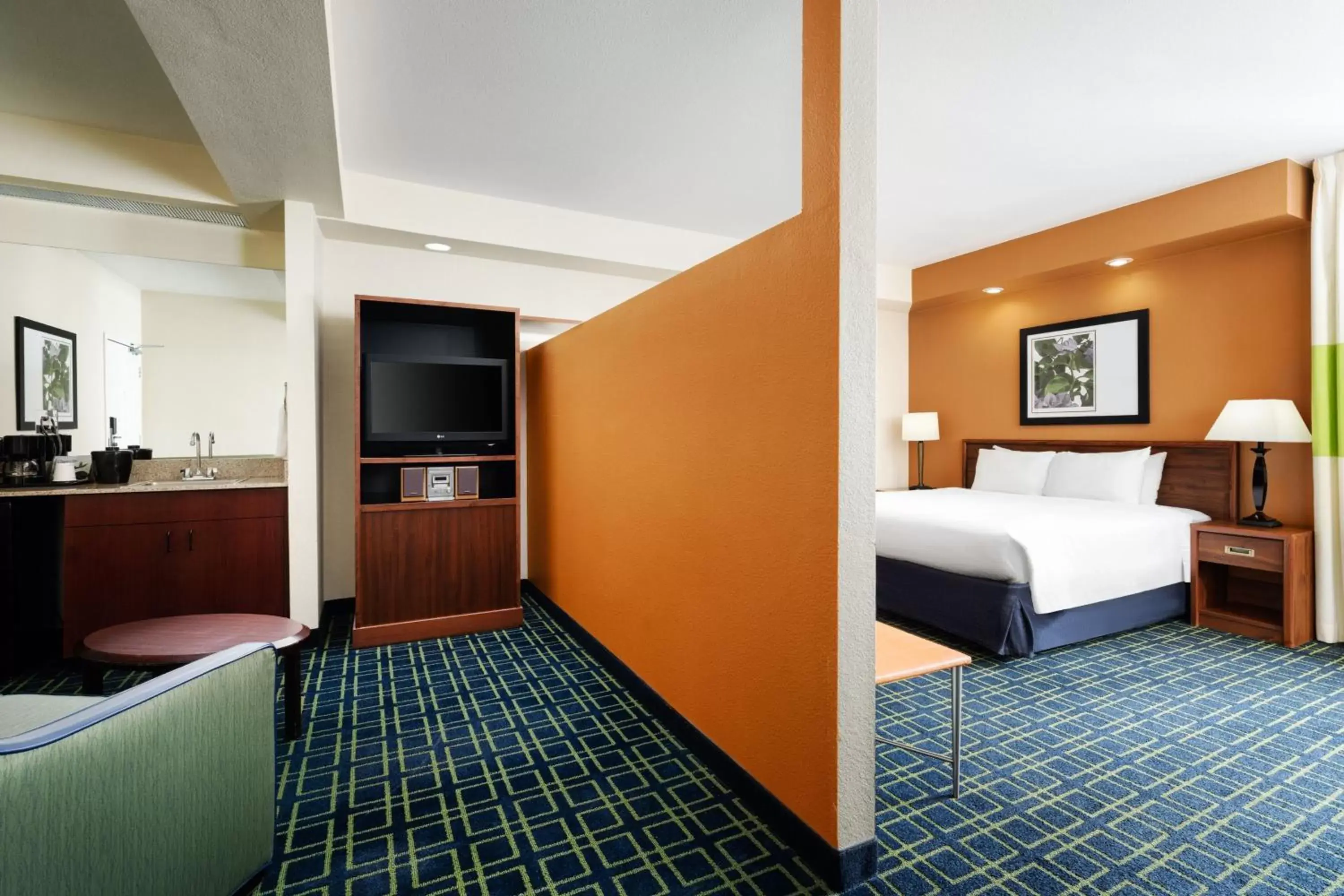 Photo of the whole room, Bed in Fairfield Inn & Suites by Marriott San Francisco San Carlos