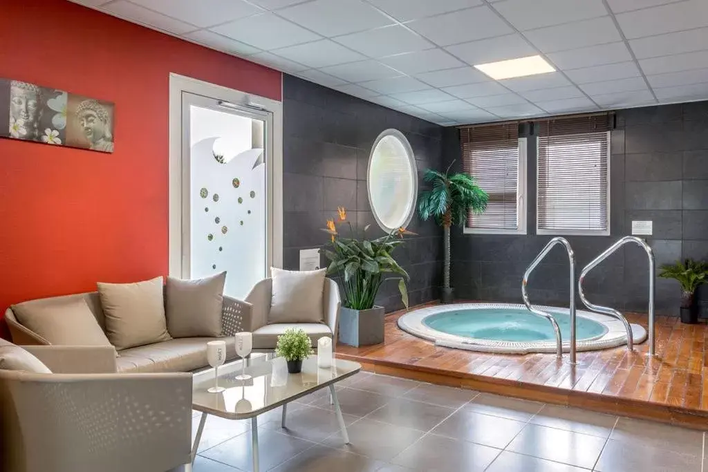 Hot Tub in Best Western Hotel Nuit De Retz Nantes Sud