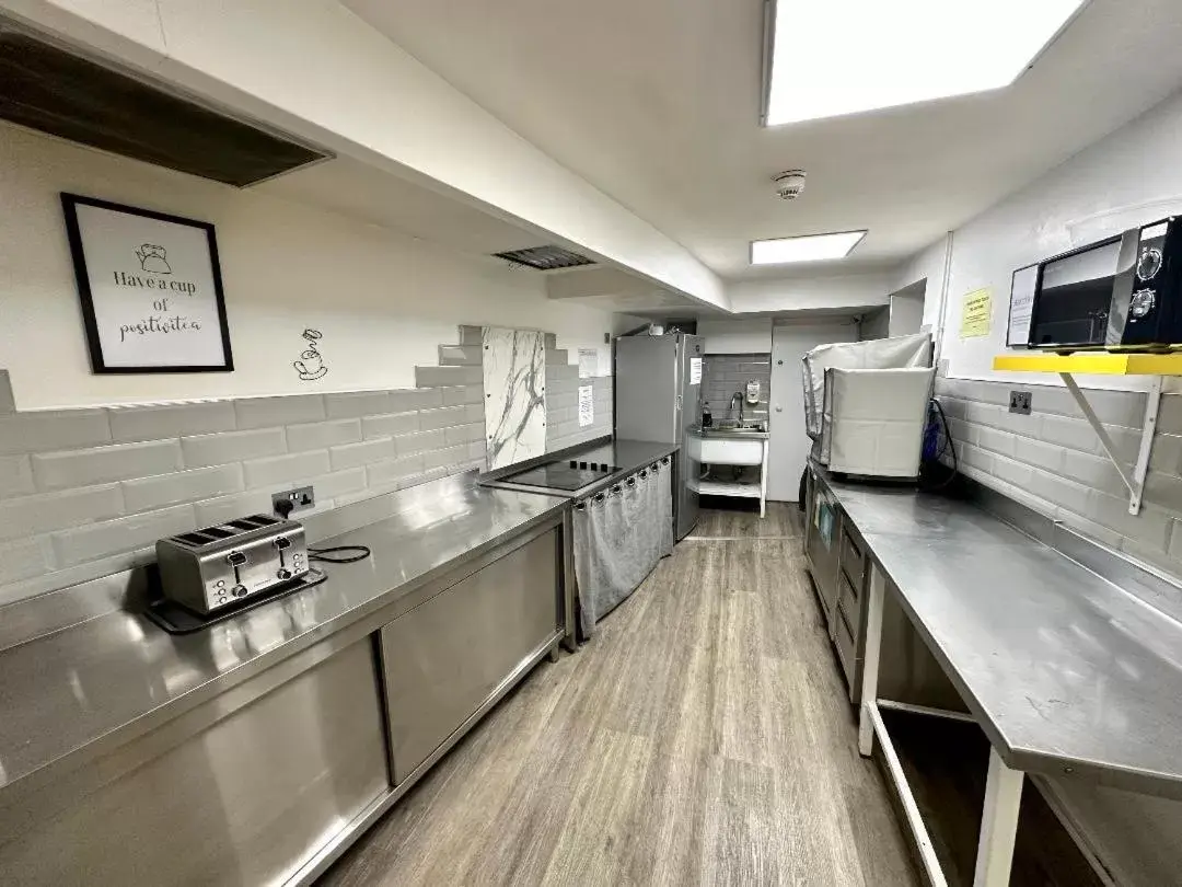 Communal kitchen, Kitchen/Kitchenette in Smart Hyde Park View Hostel