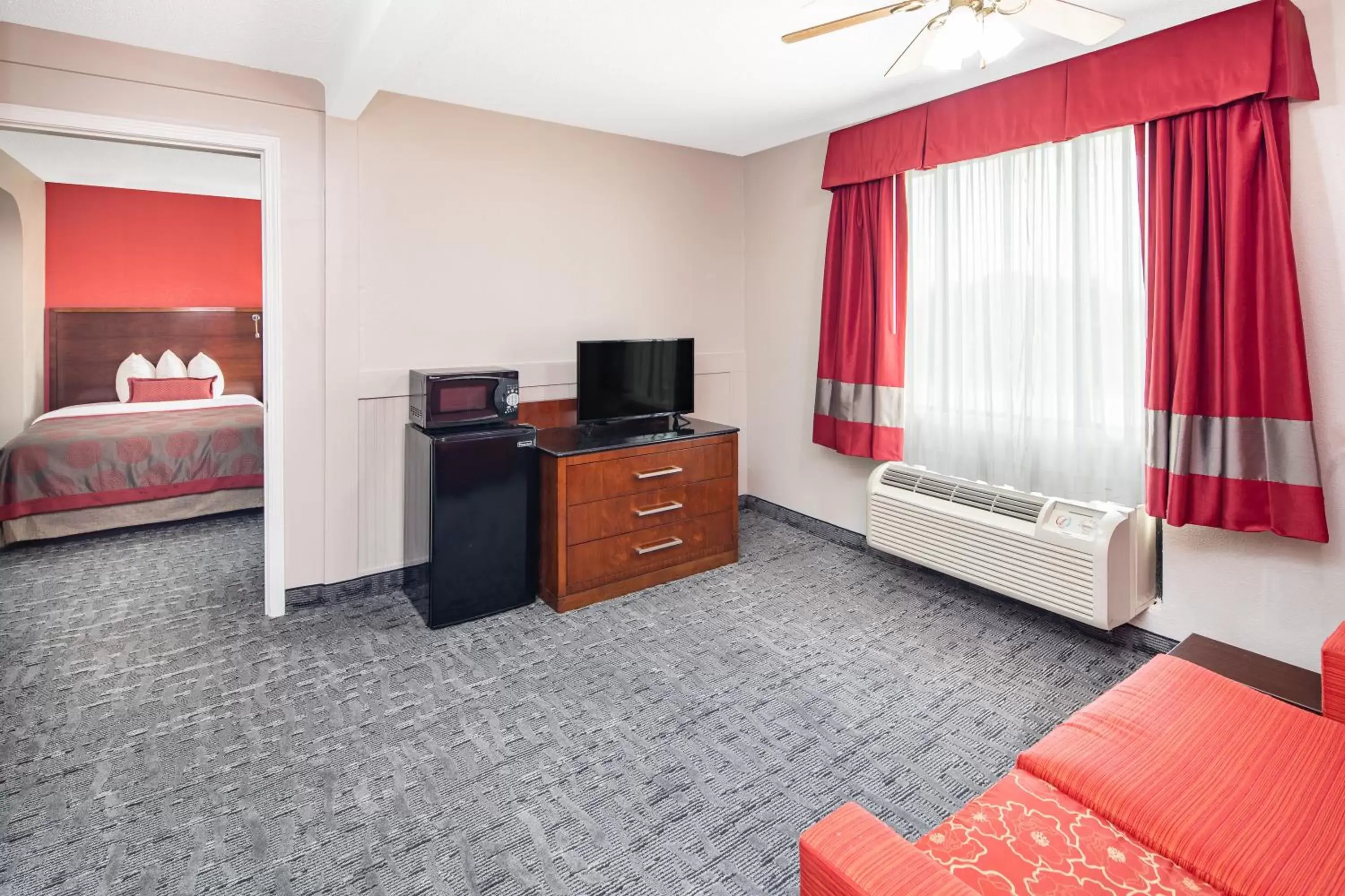 TV and multimedia, TV/Entertainment Center in Ramada by Wyndham Alpharetta Atlanta North