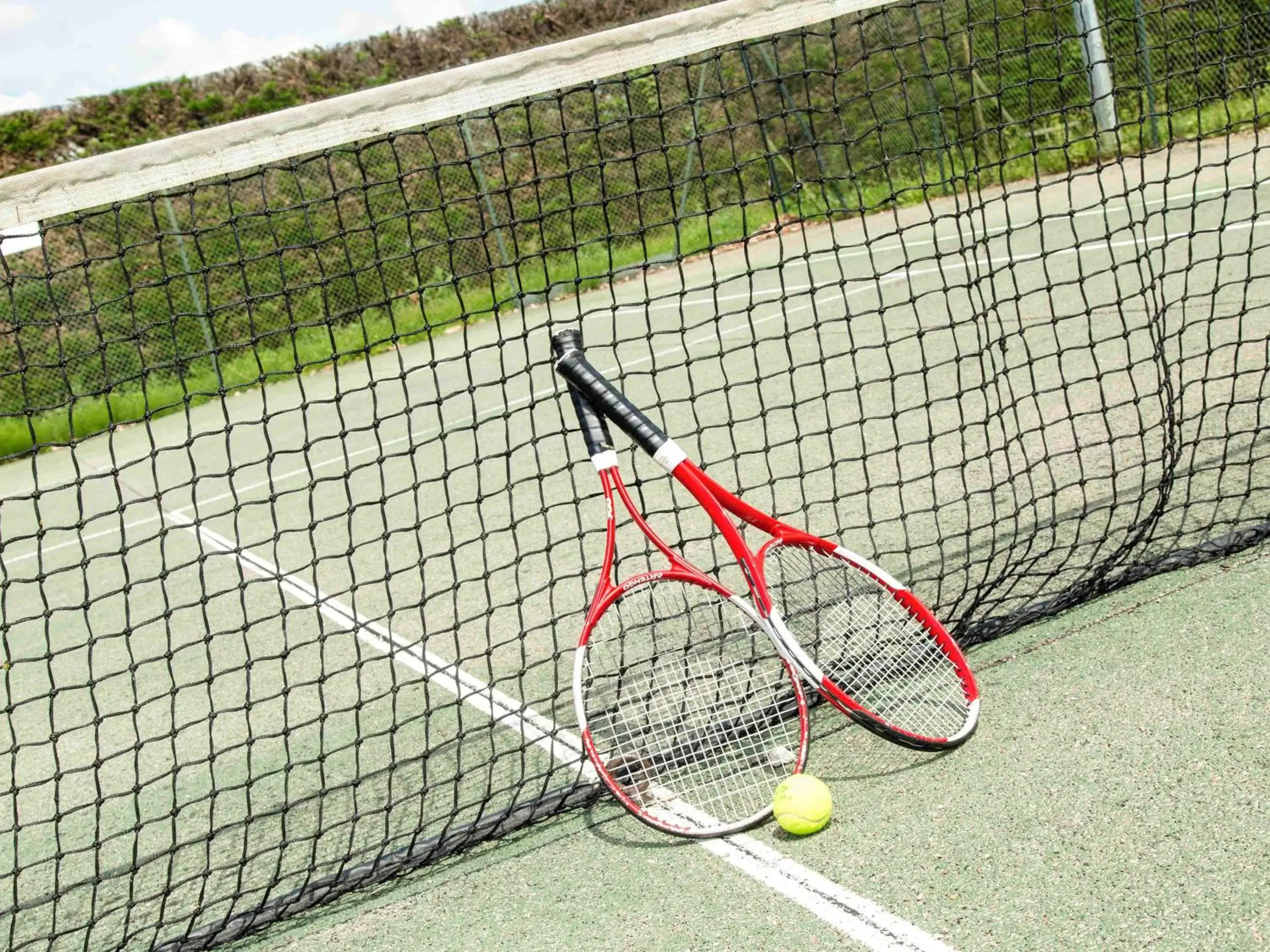 Tennis court, Tennis/Squash in Hôtel ibis Styles Auxerre Nord
