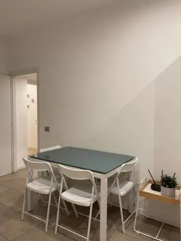 Lunch, Dining Area in Easy Milano - Rooms and Apartments Navigli