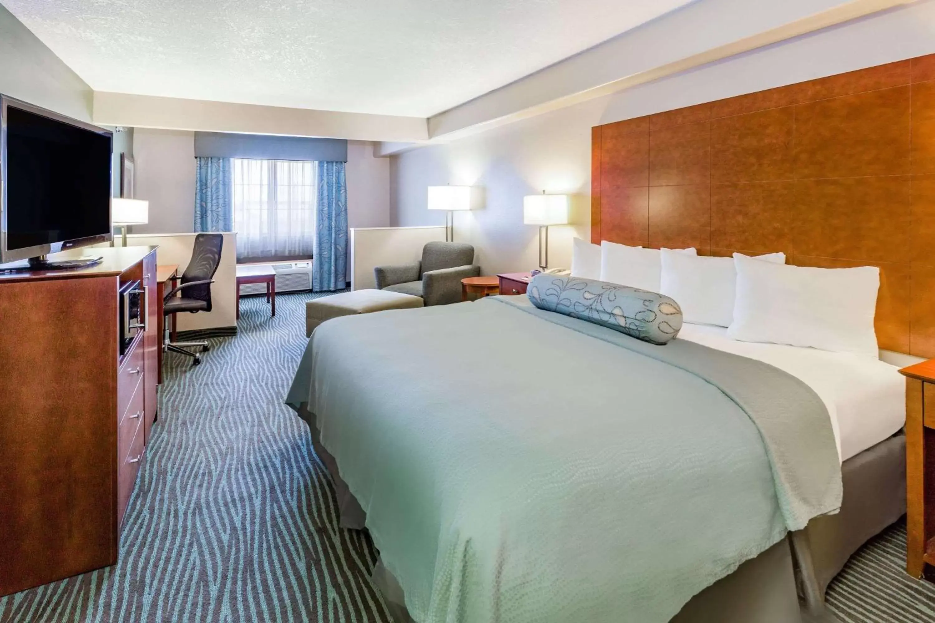 Photo of the whole room, Bed in AmericInn by Wyndham Des Moines Airport