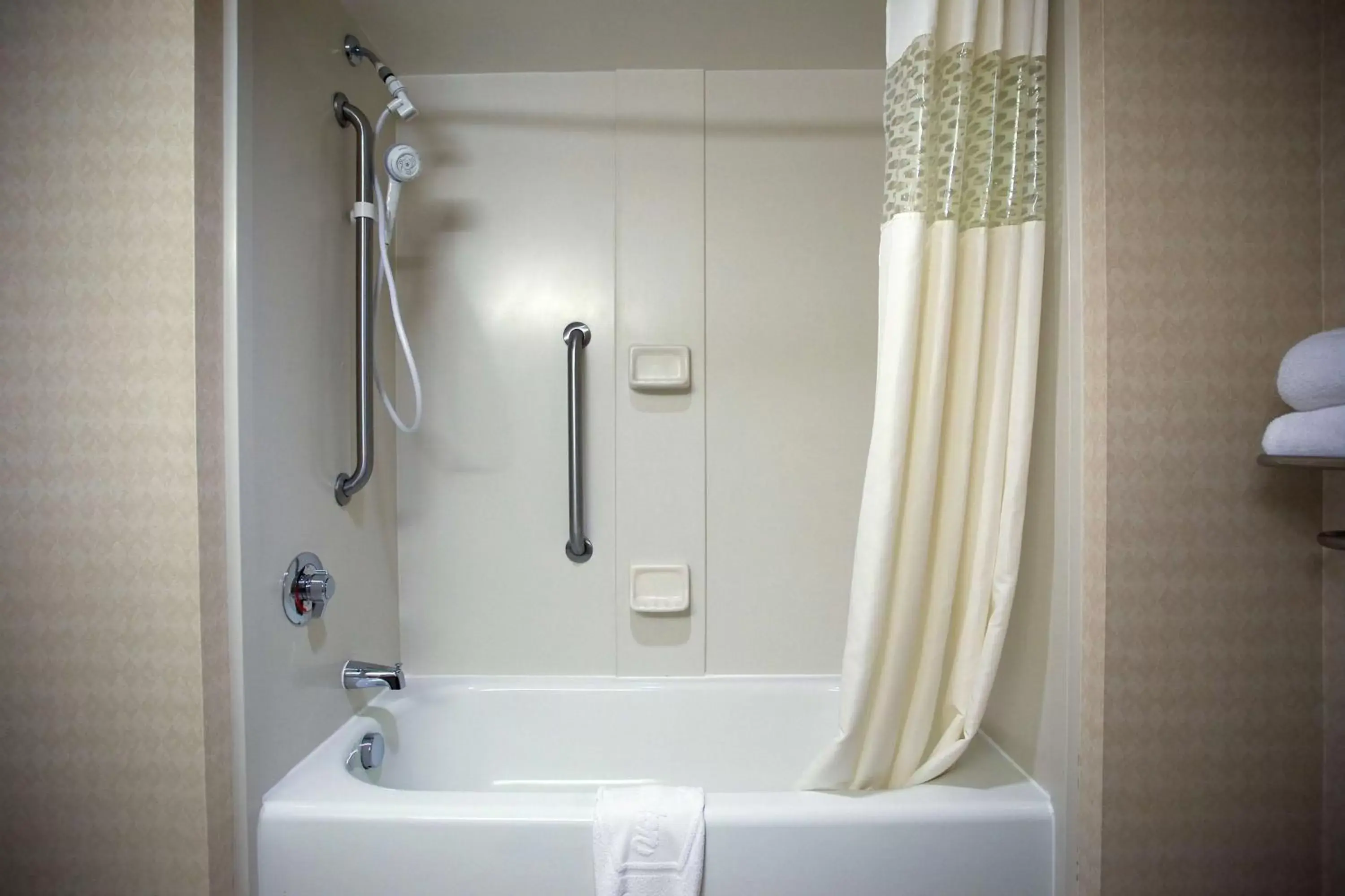 Bathroom in Hampton Inn By Hilton Carrollton, Ga