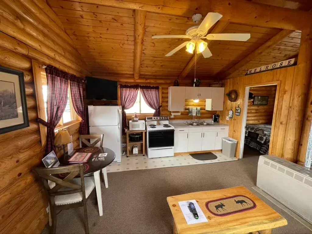 Kitchen/Kitchenette in Sportsman Lodge Melrose MT