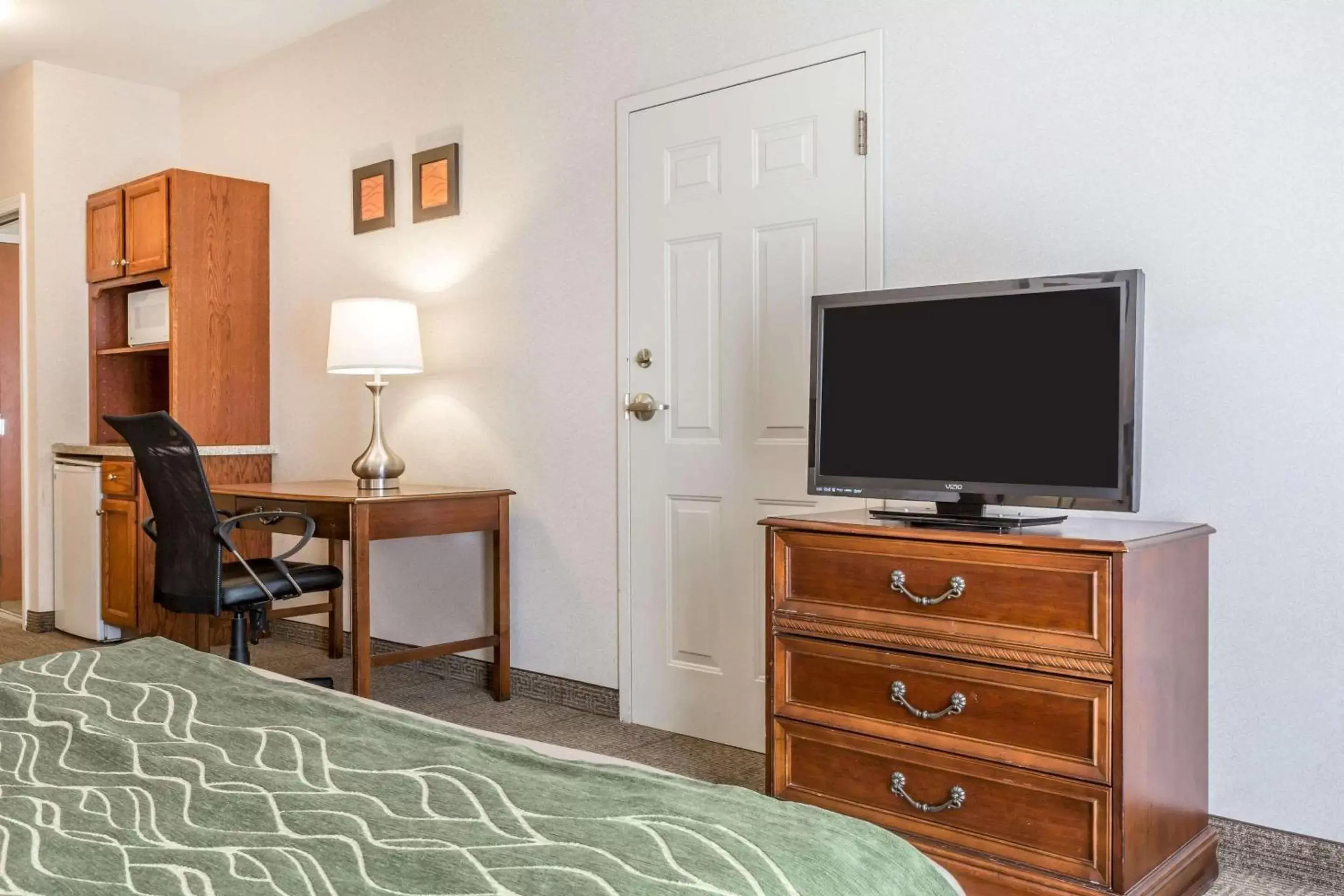 Photo of the whole room, TV/Entertainment Center in Comfort Inn & Suites South Burlington