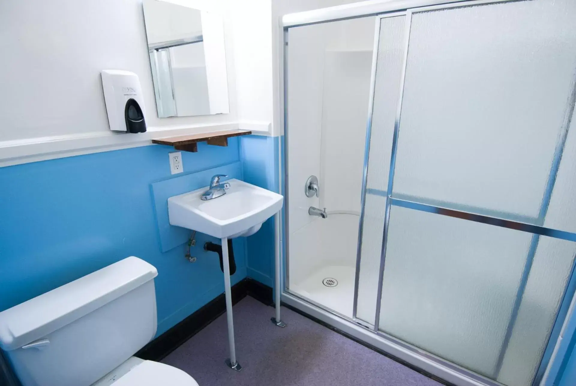 Shower, Bathroom in Ocean Island Inn | Backpackers | Suites