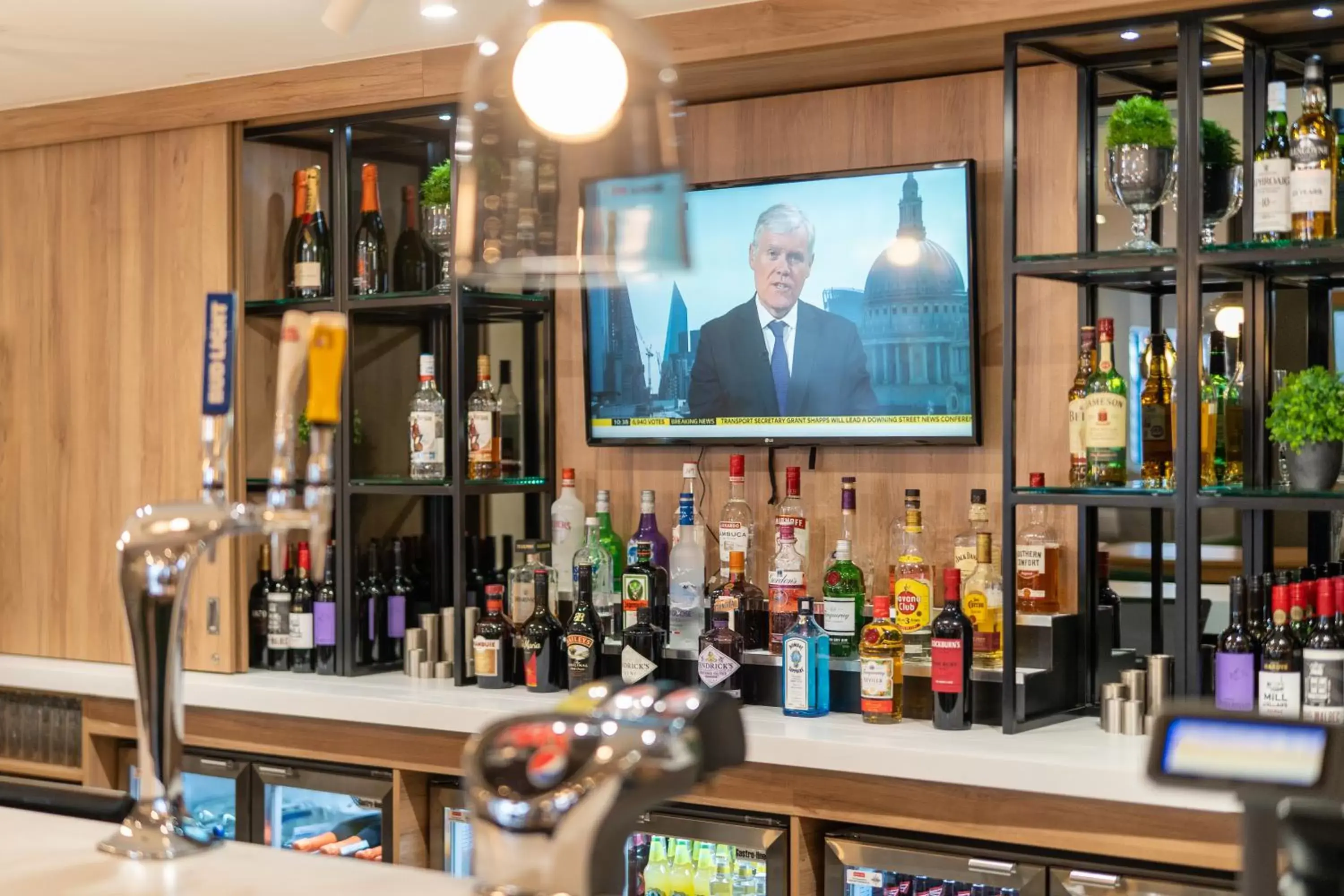 Lounge or bar in Holiday Inn Gloucester - Cheltenham, an IHG Hotel