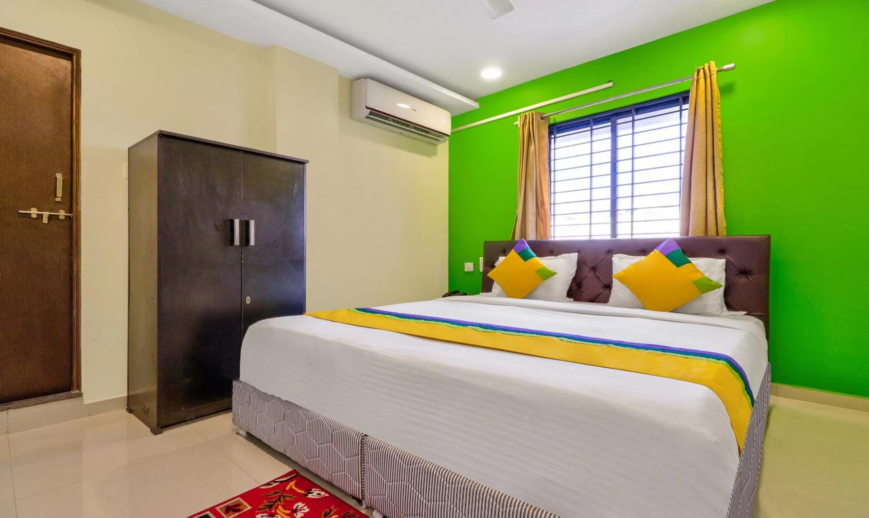 Bed in Itsy Hotels Carnival Inn