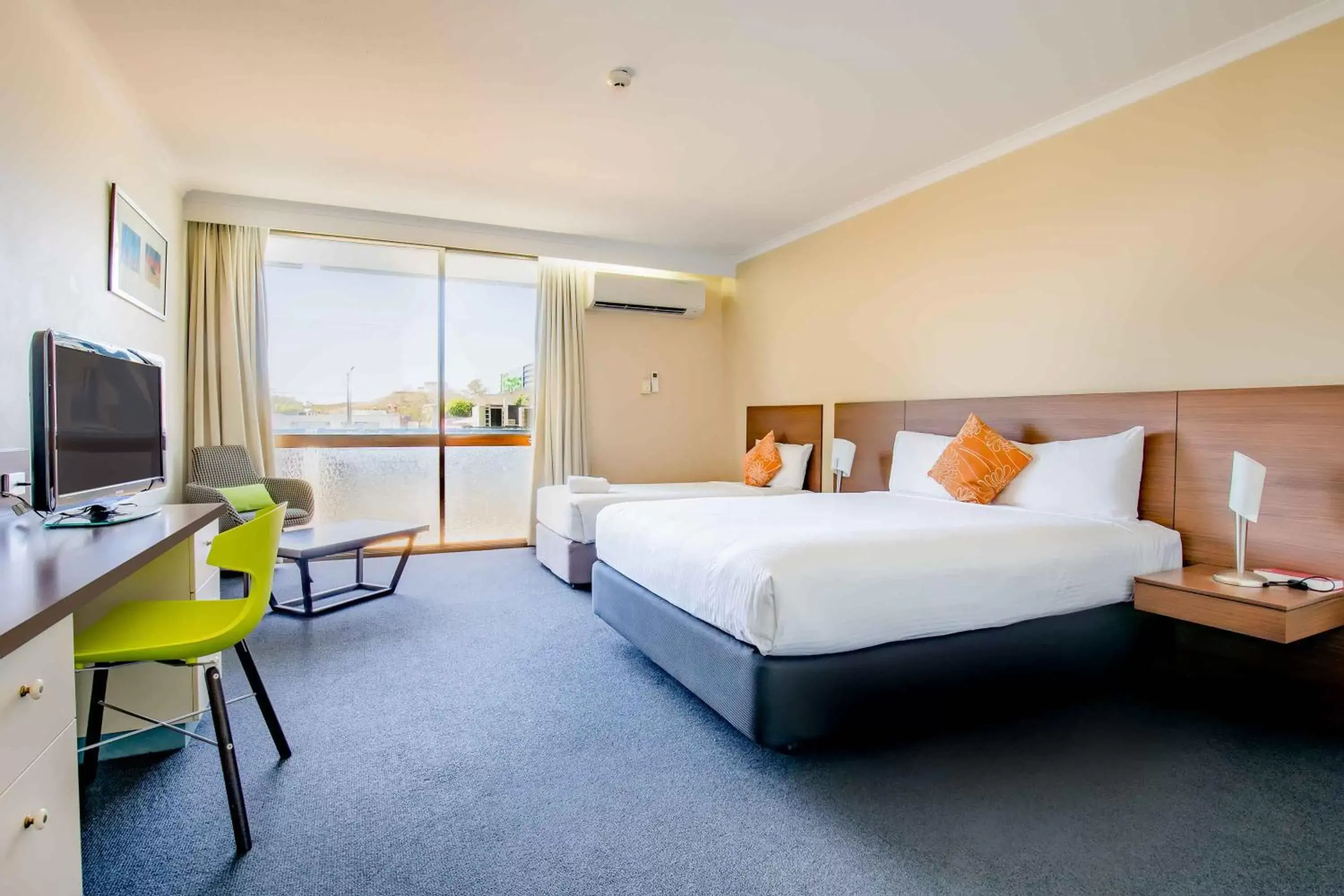 View (from property/room), Bed in ibis Styles Mt Isa Verona