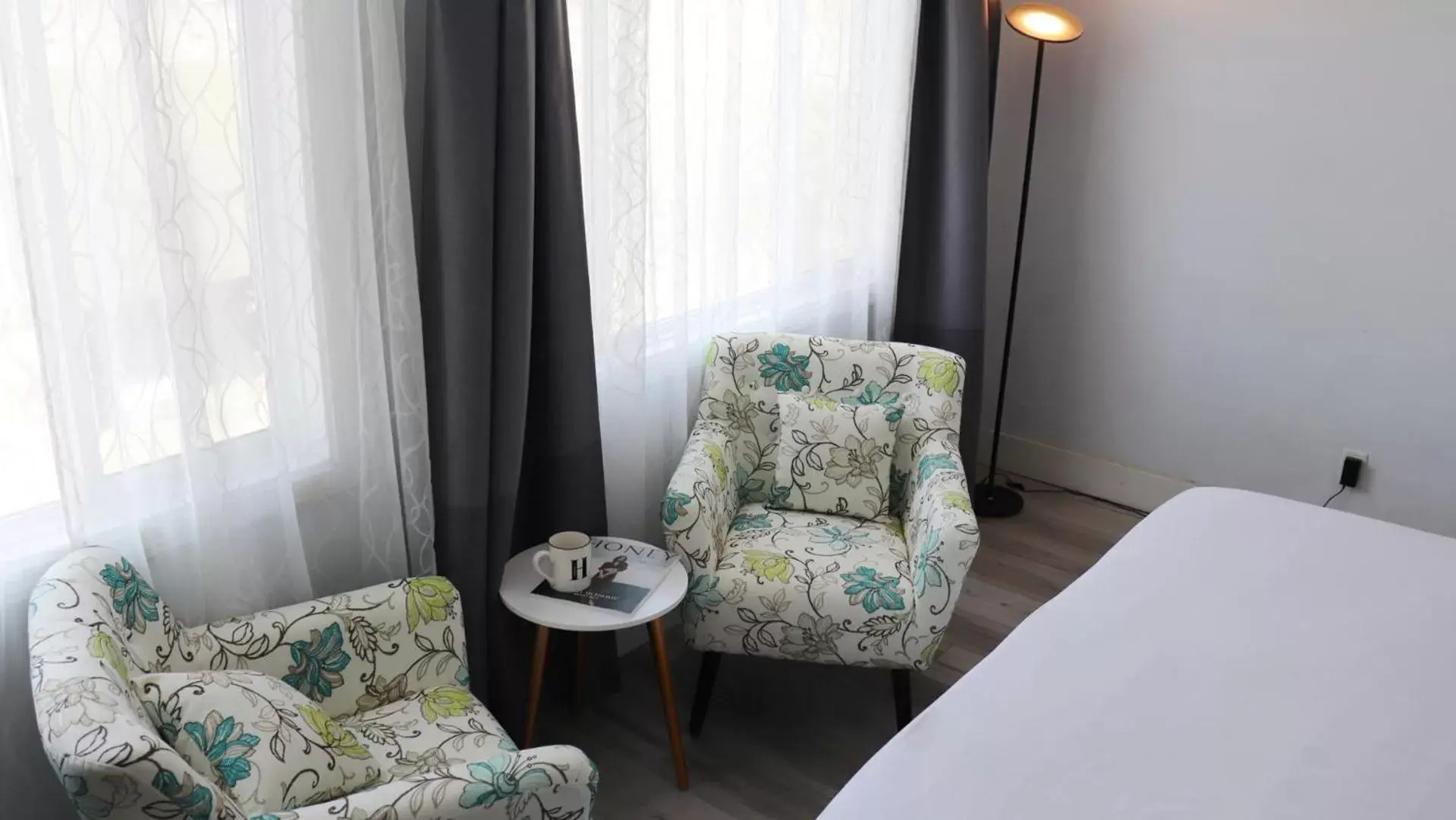 Deluxe King Suite in Hometel Suites Deluxe King Suite in Hometel Suites