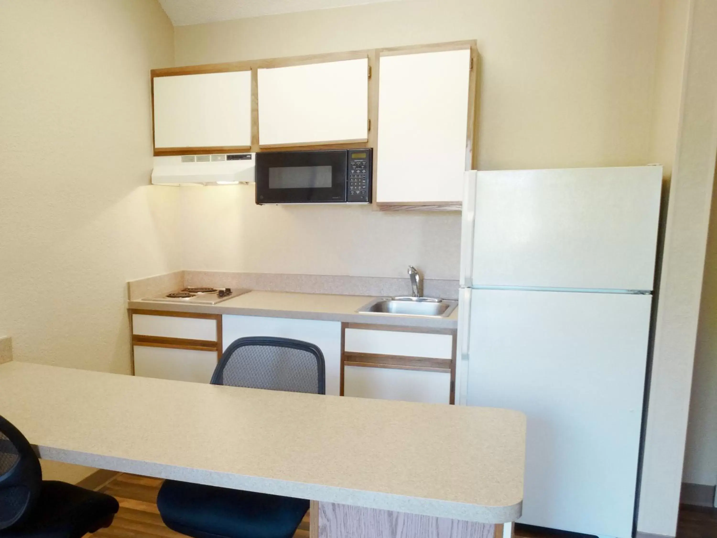 Kitchen or kitchenette, Kitchen/Kitchenette in Extended Stay America Suites - Cincinnati - Blue Ash - Reed Hartman