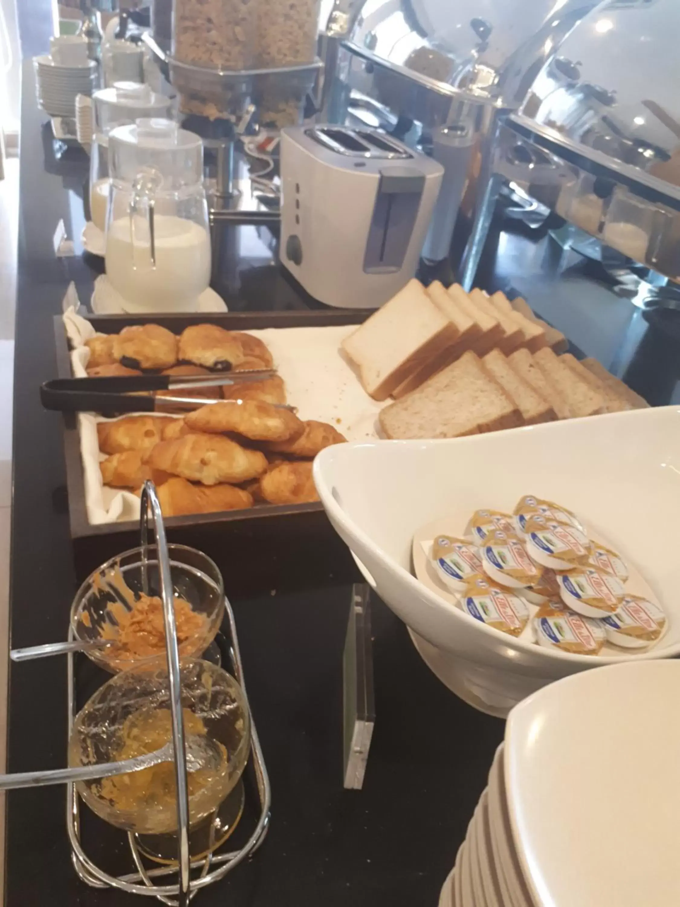 Buffet breakfast, Food in Avissa Suites