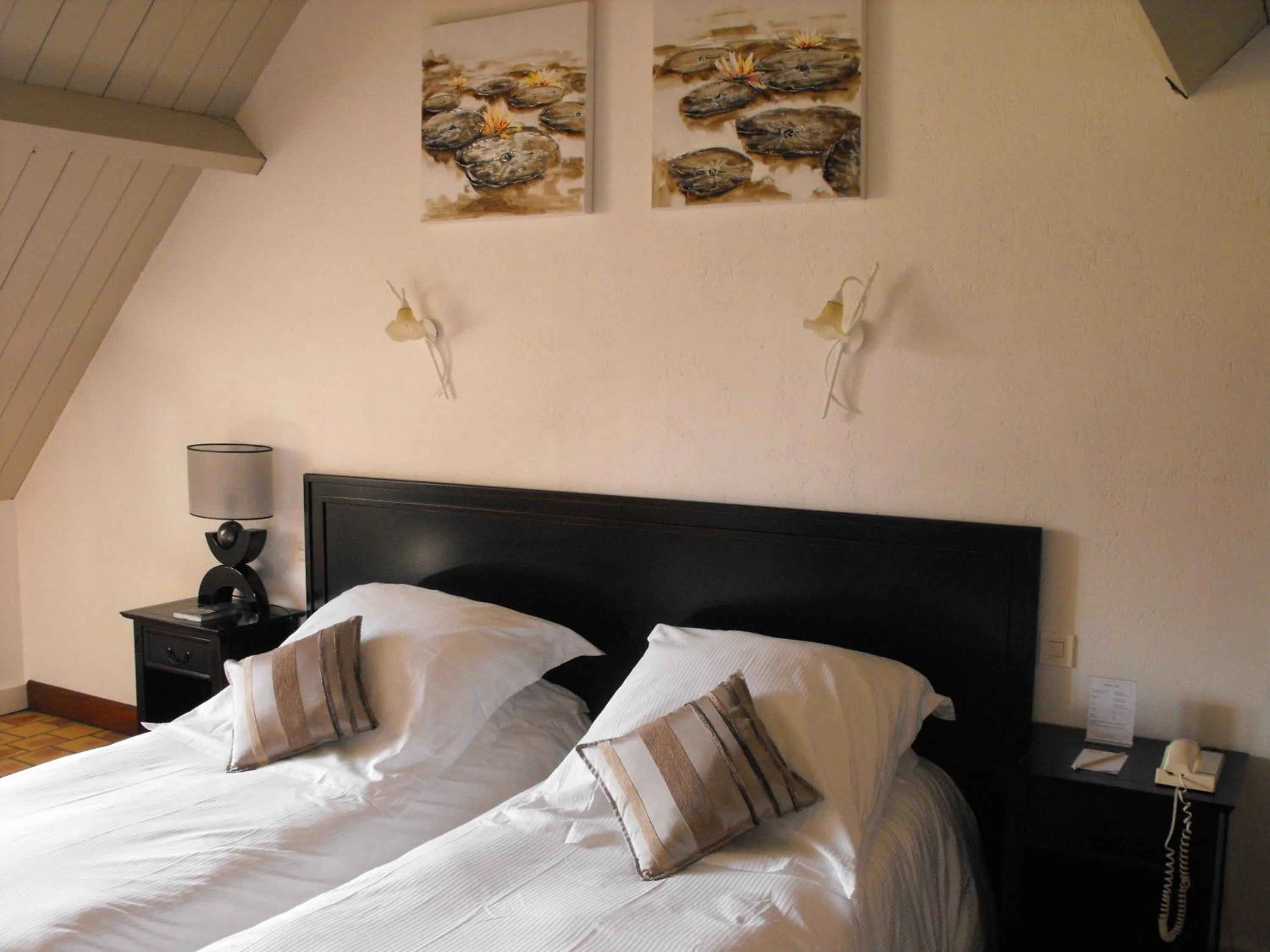 Bed in L'Orée des Chênes, The Originals Relais