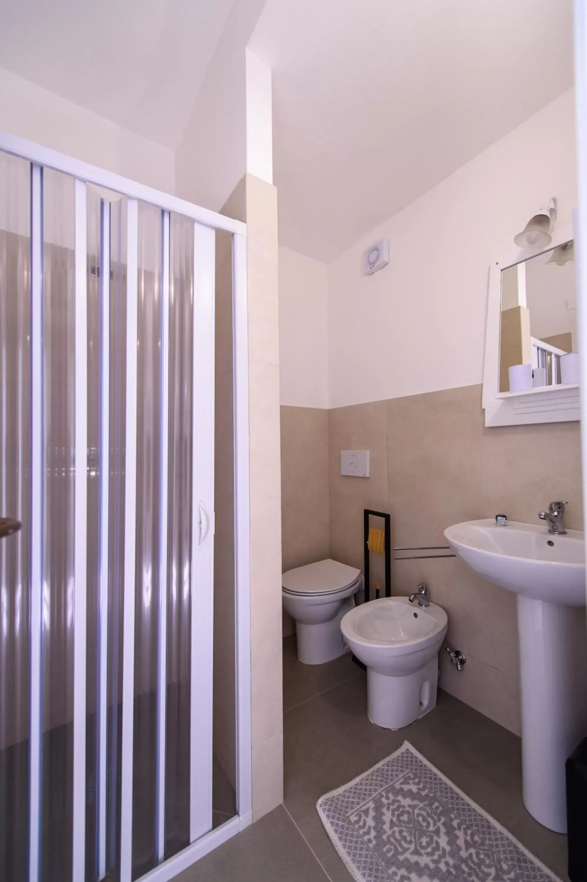 Toilet, Bathroom in Al Rayyan - Affittacamere