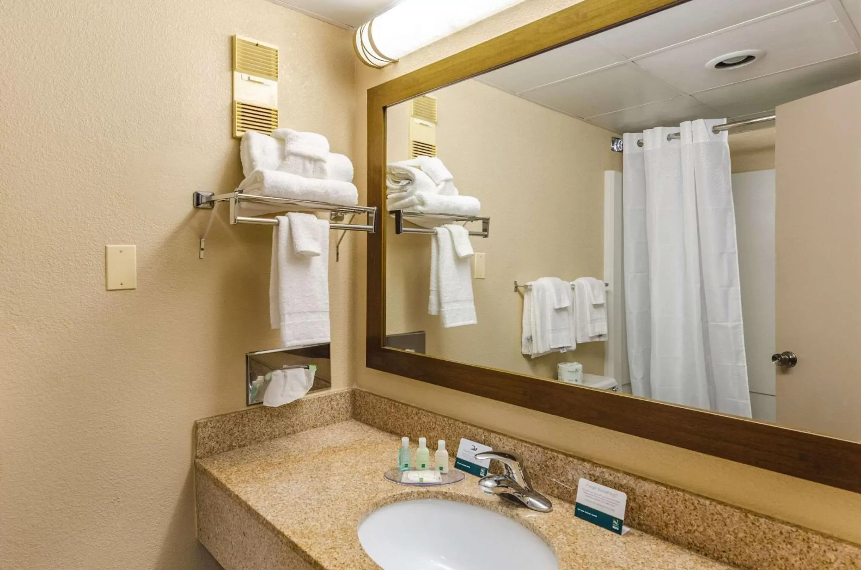 Bedroom, Bathroom in Quality Inn Radford-West Blacksburg I-81