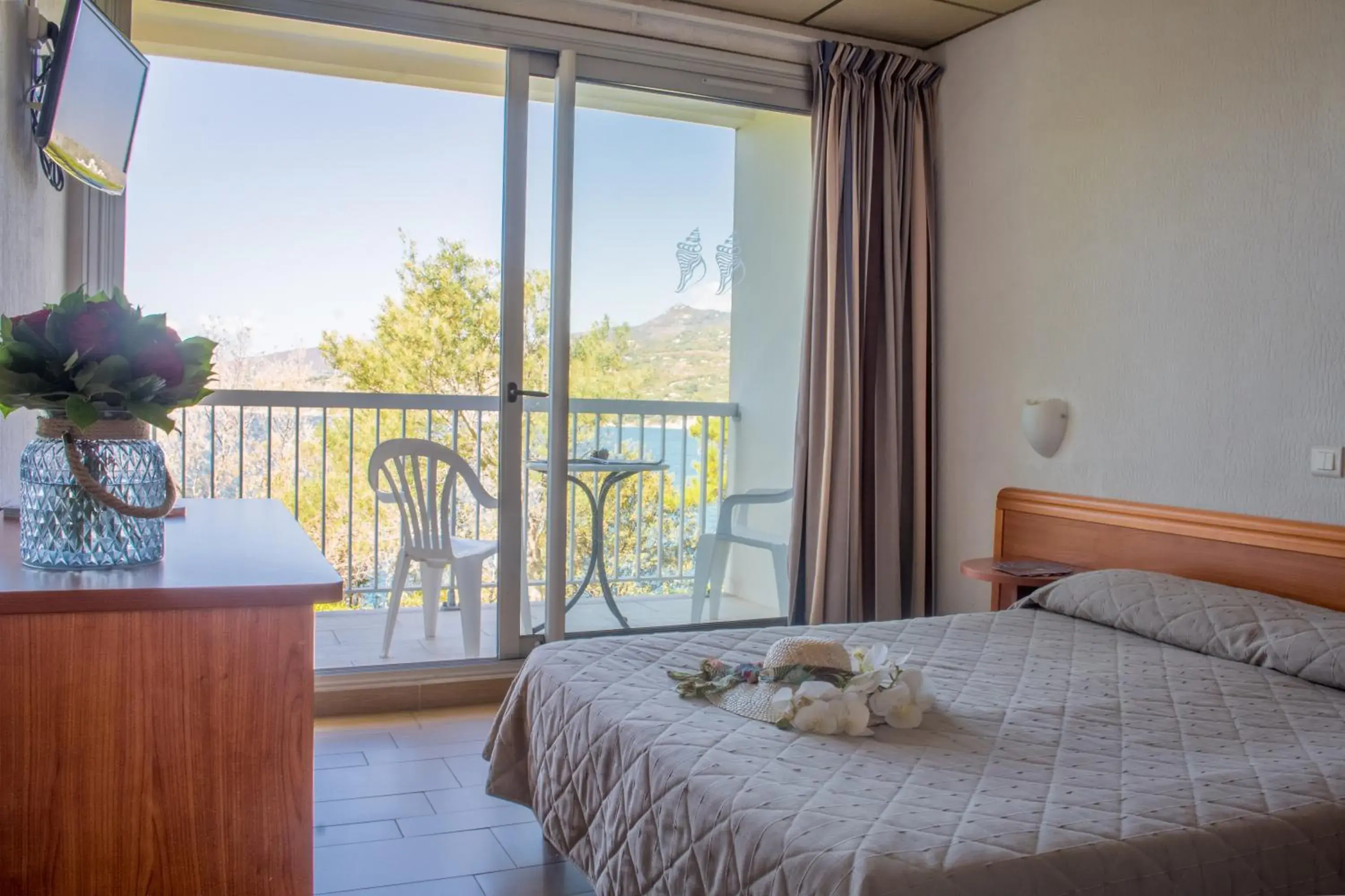 Balcony/Terrace, Bed in Hotel Roc E Mare Balcony/Terrace, Bed in Hotel Roc E Mare