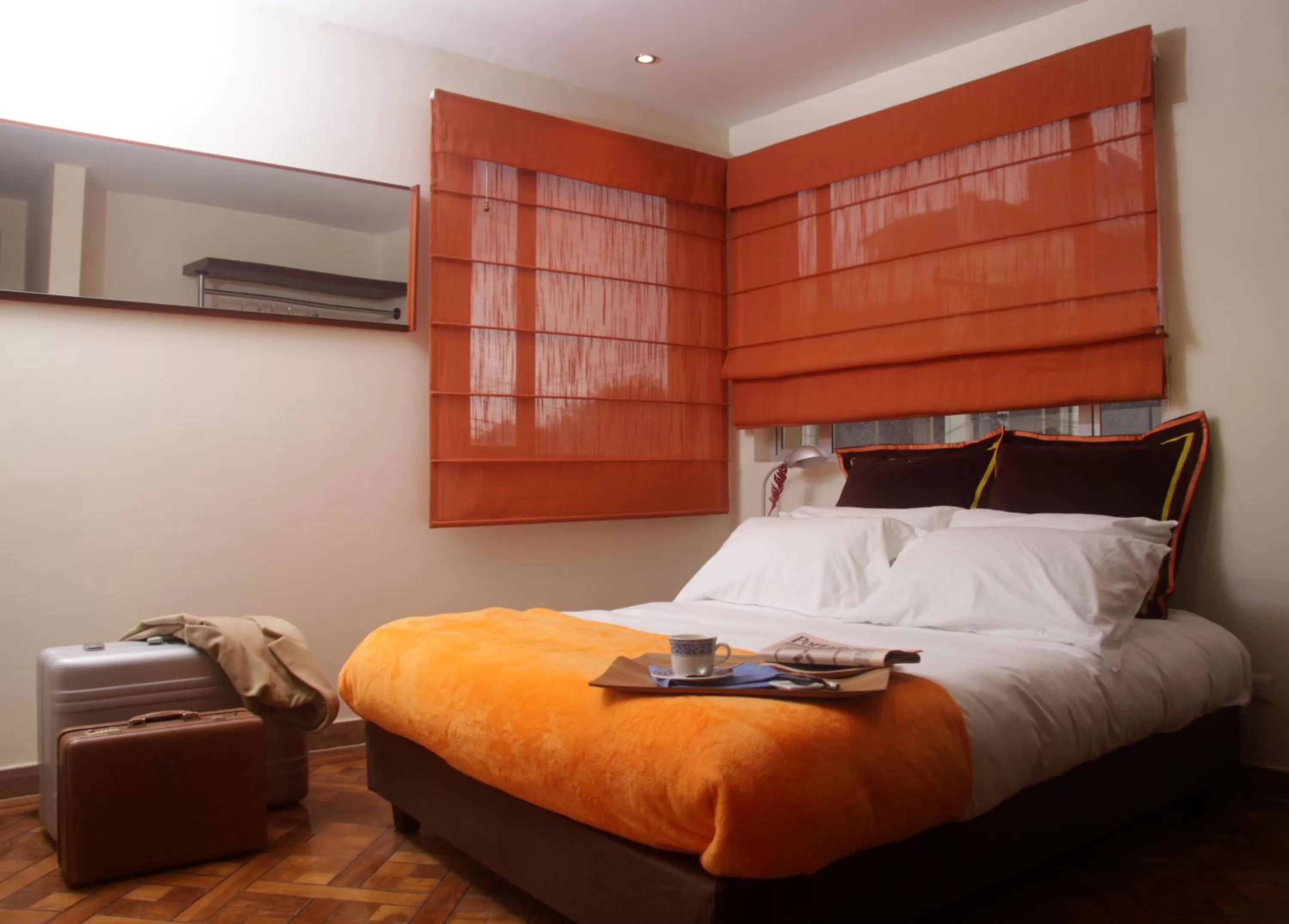 Food, Bed in 6 Suites Hotel