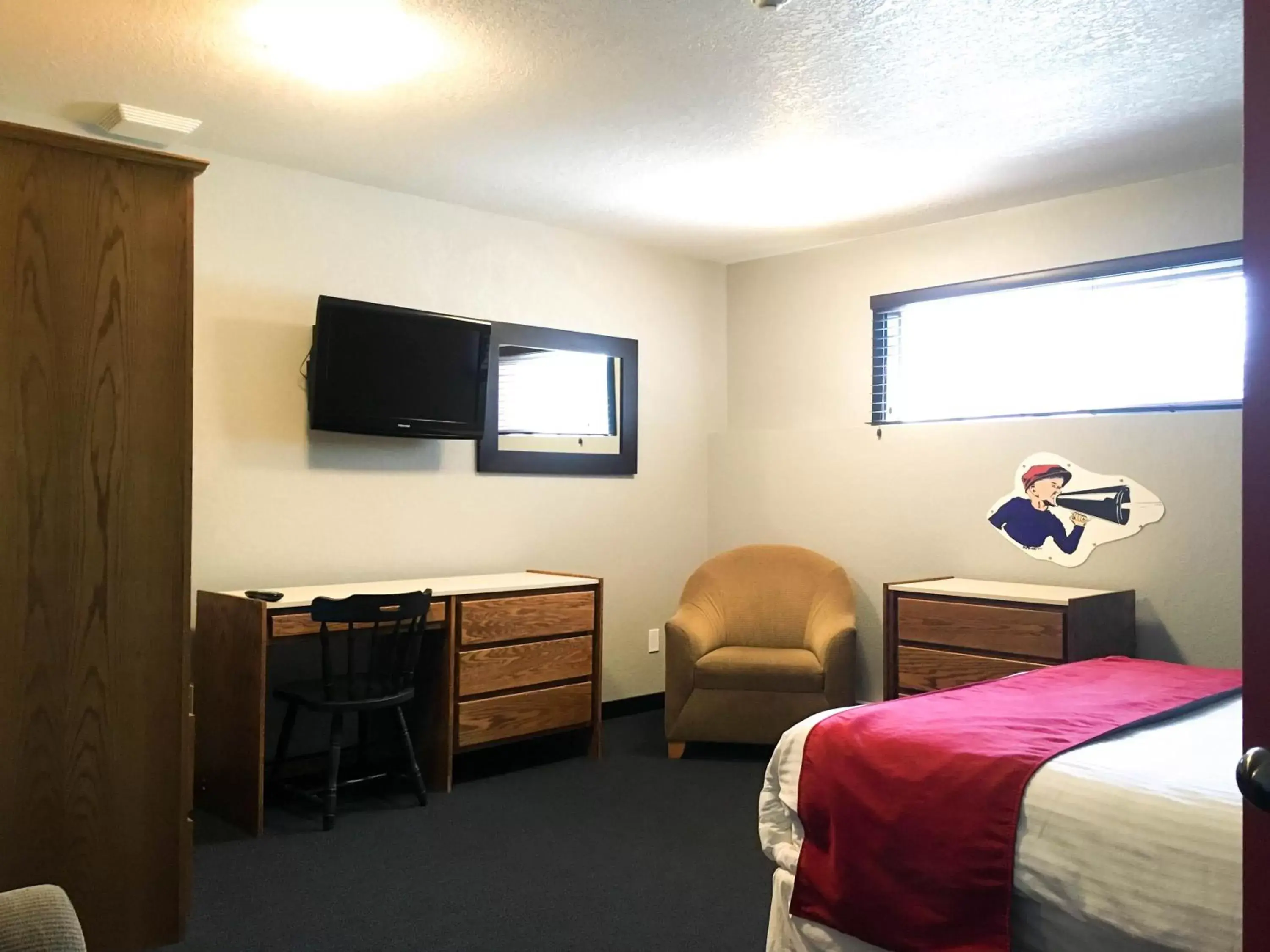 Bedroom, TV/Entertainment Center in The Bulldog Hotel