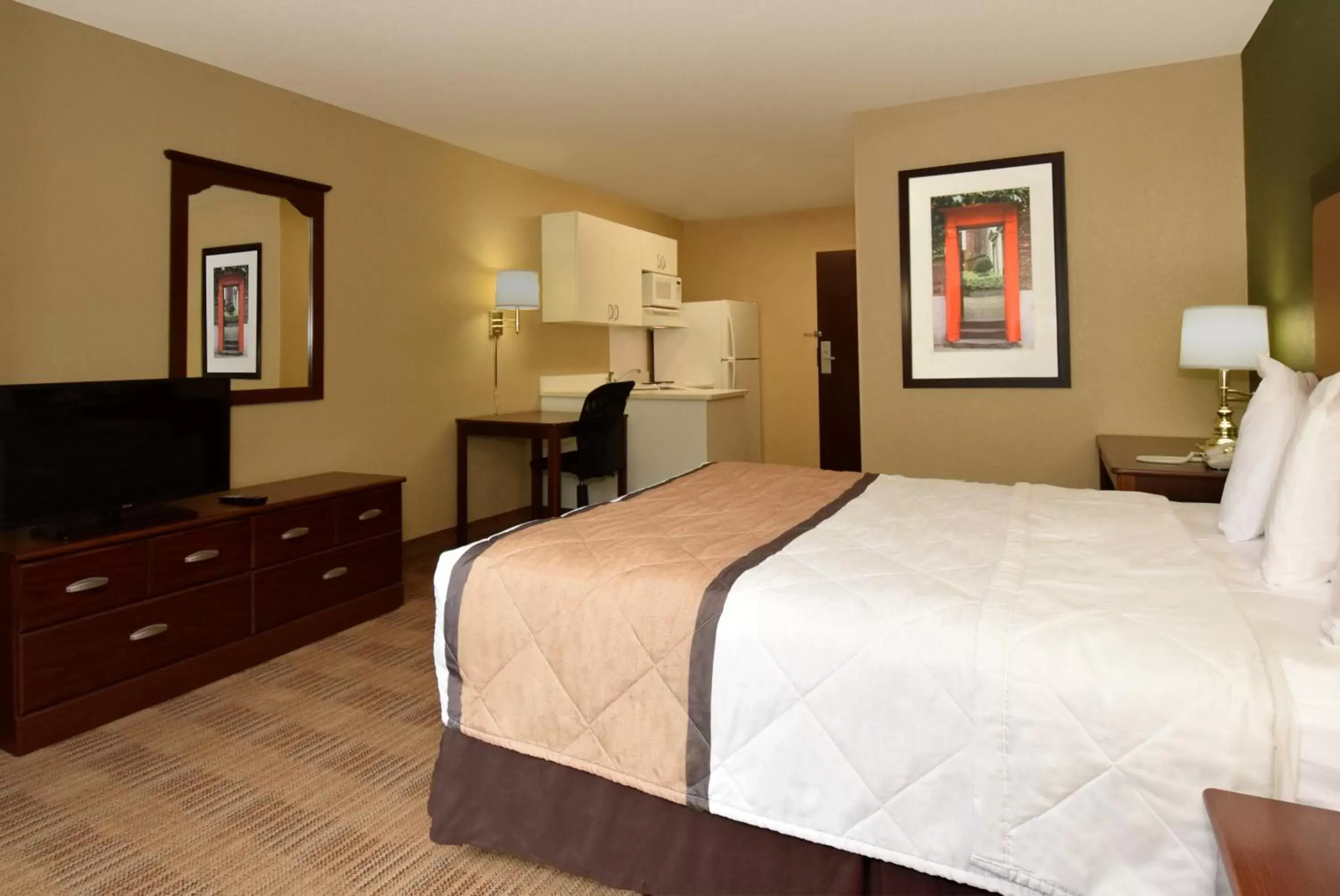 TV and multimedia, Bed in Extended Stay America Suites - Cincinnati - Fairfield
