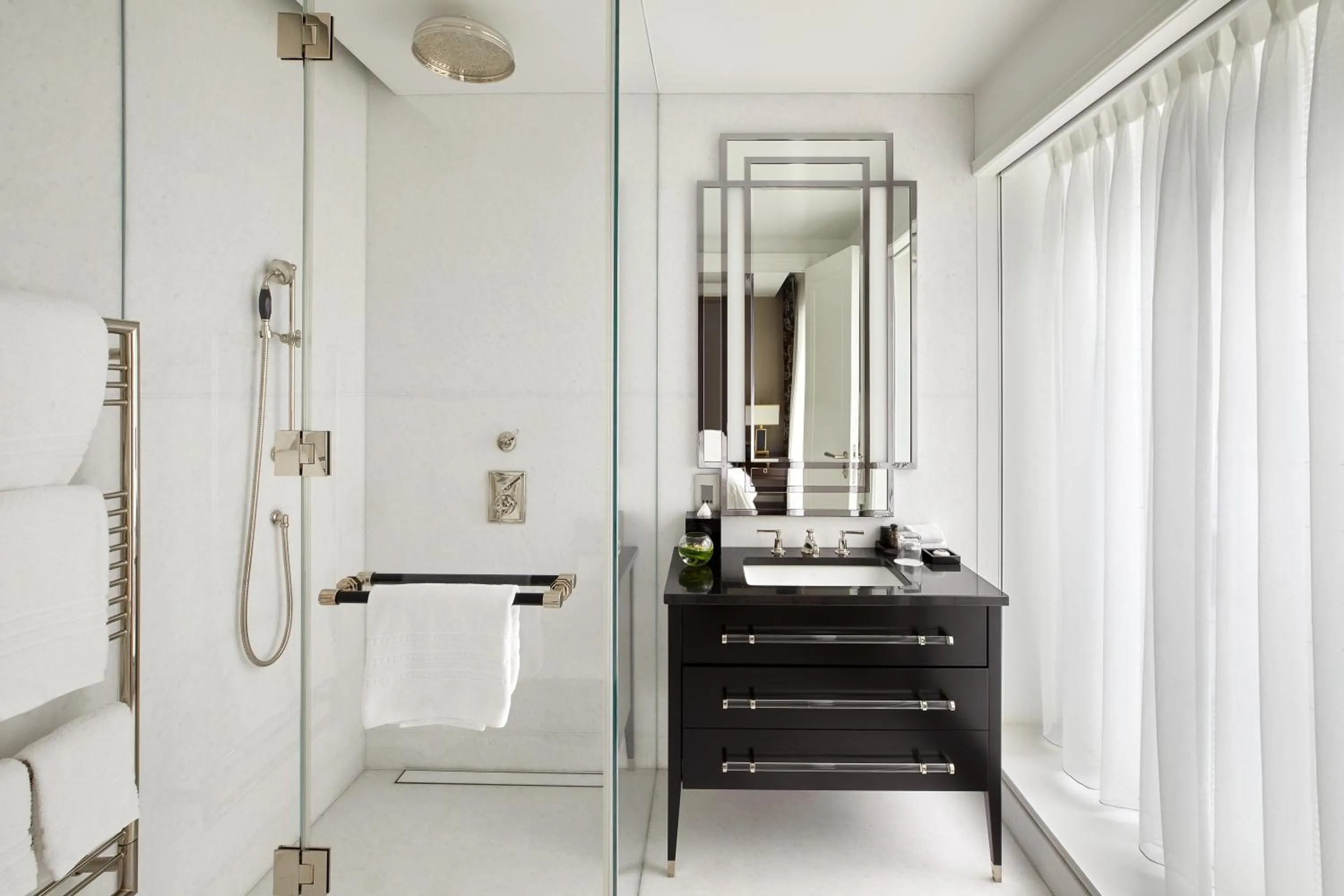 Bathroom in Four Seasons Hotel London at Tower Bridge