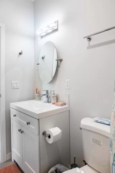 Bathroom in One Bedroom Apartment with Luxurious Furnitures