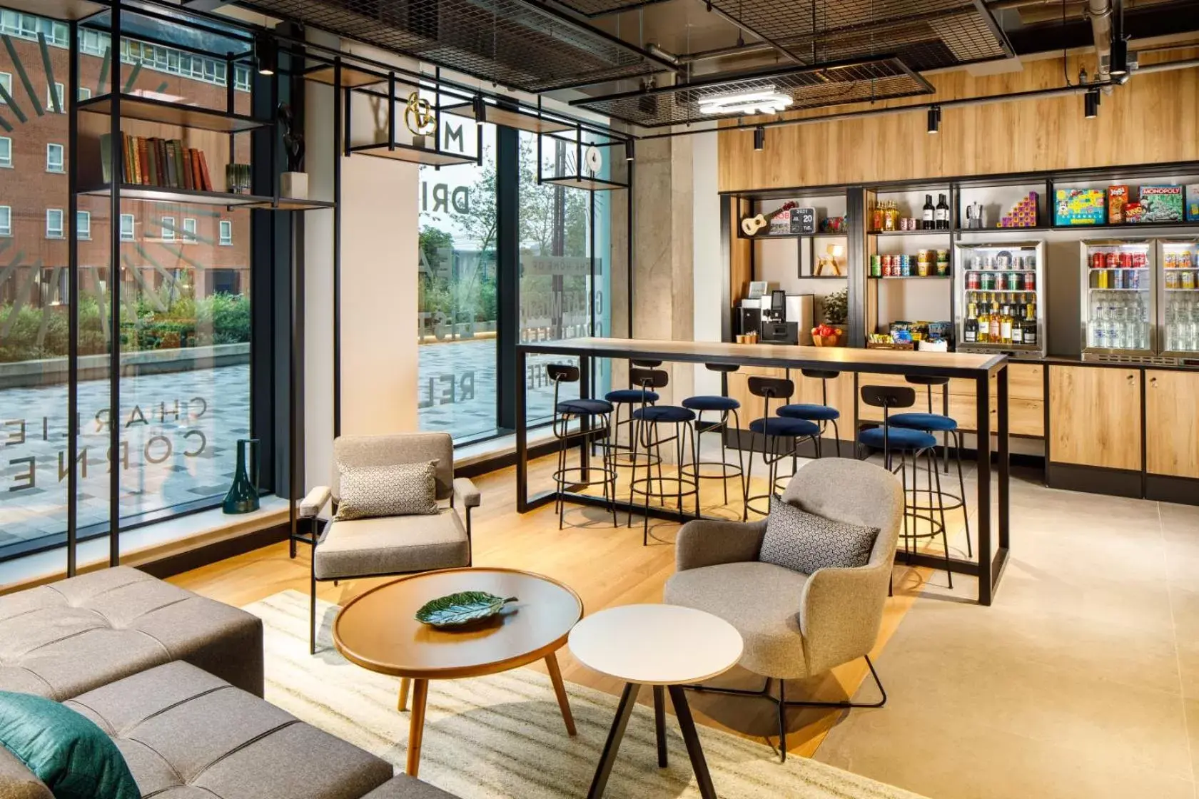 On-site shops, Lounge/Bar in ibis London Sutton Point