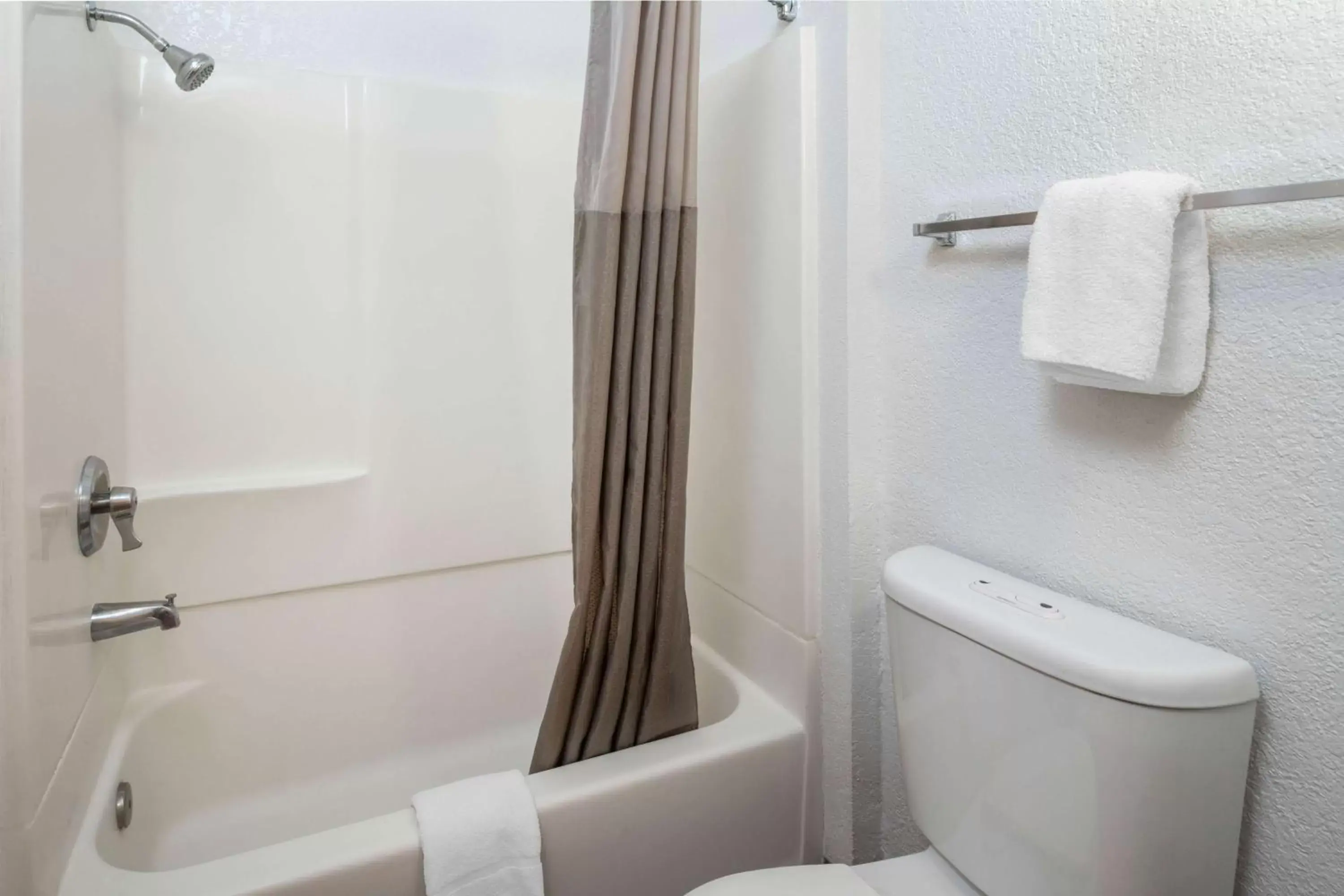 Bathroom in Motel 6-Sepulveda, CA - Los Angeles - Van Nuys - North Hills