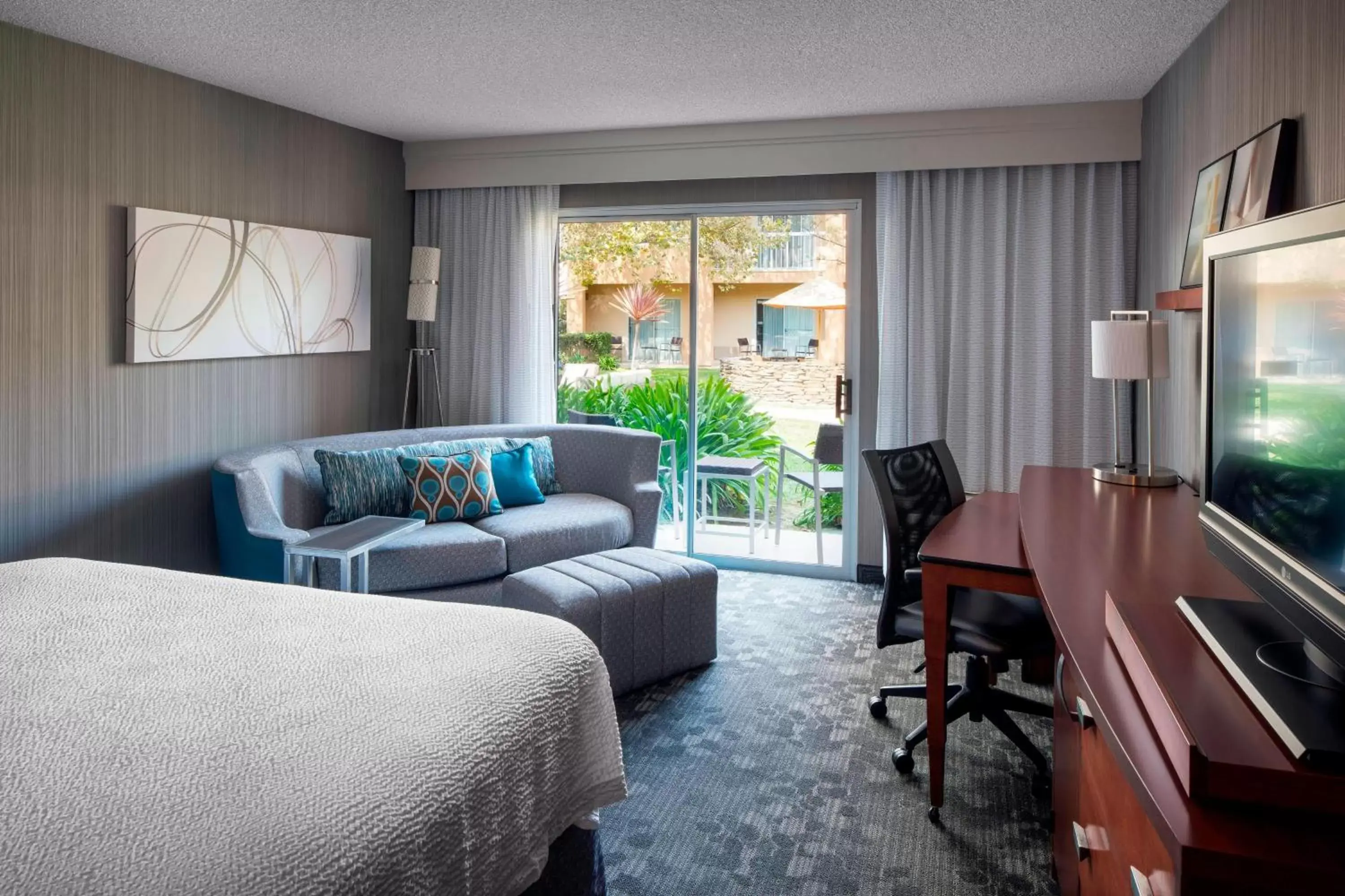 Photo of the whole room, Seating Area in Courtyard by Marriott San Mateo Foster City