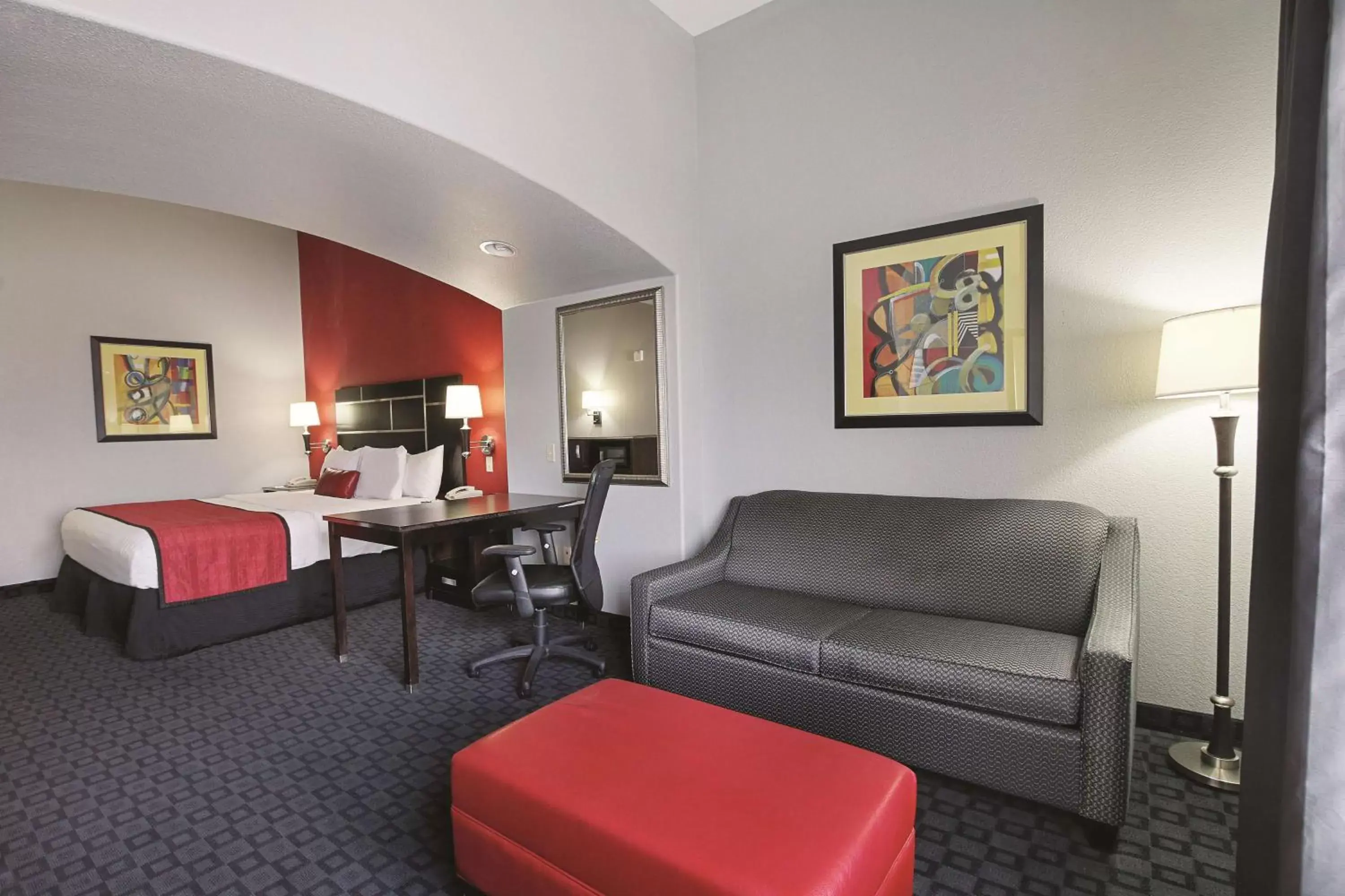 Photo of the whole room, Seating Area in La Quinta Inn & Suites by Wyndham South Dallas - Hutchins